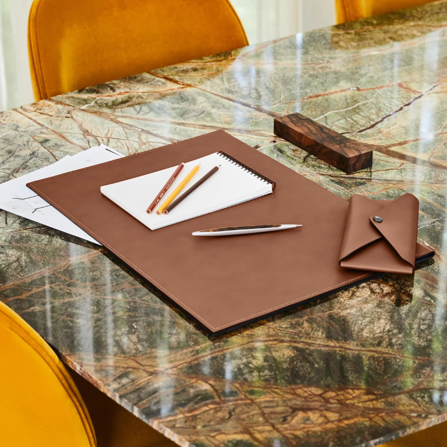 Eglooh - Gemini - Protector Mesa Escritorio Plegable en Cuero Marrón Naranja cm 65x45 - Estructura Interna en Aluminio, Parte Interior en Suave Tejido Negro, Costuras Artesanal - Made in Italy