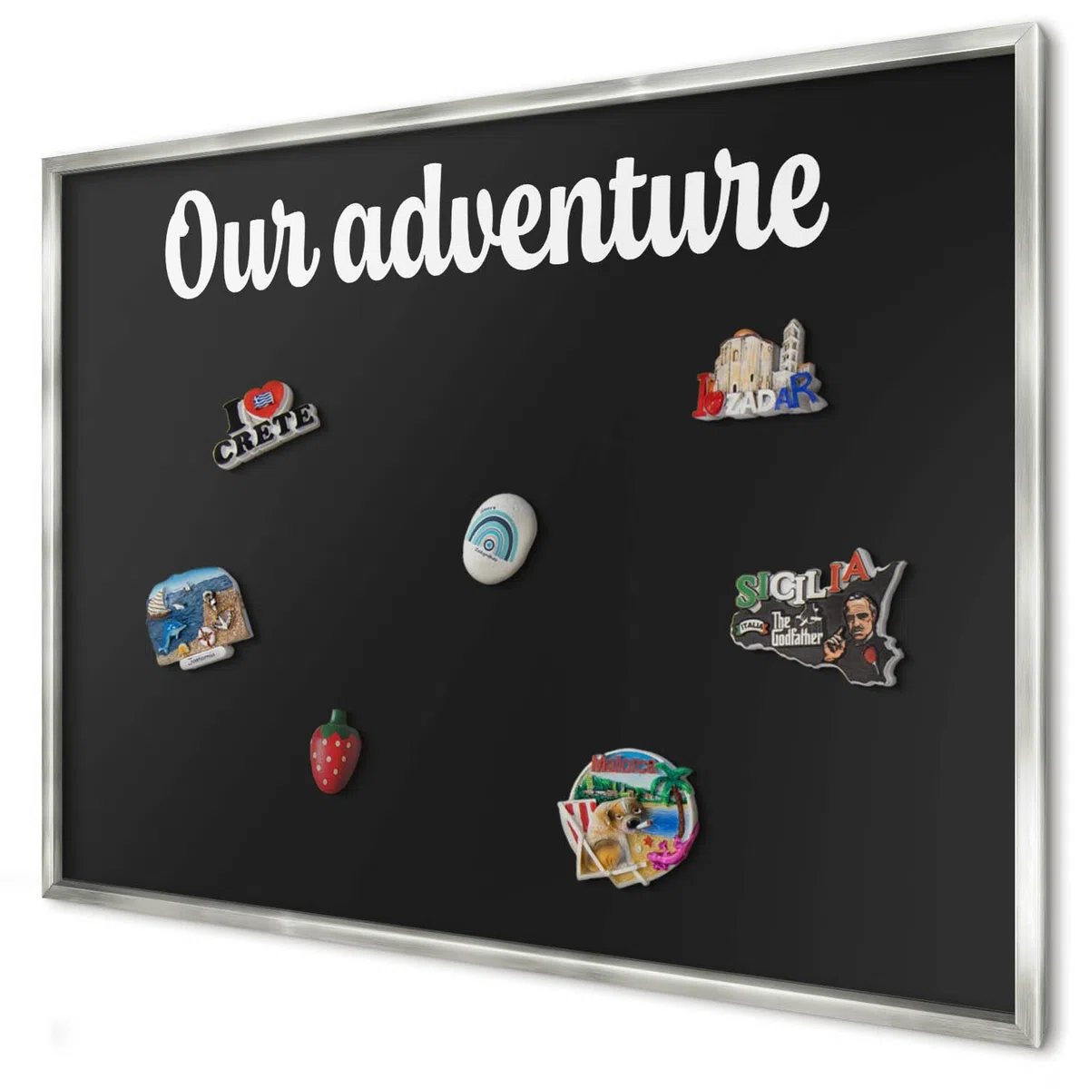 Panel Magnético 100x70 cm | con Marco Plateado | Our Adventure | Montaje Fácil | Organizador de Pared | Para Recuerdos de Vacaciones | Expositor de Imanes de Nevera y Postales | Para Cocina