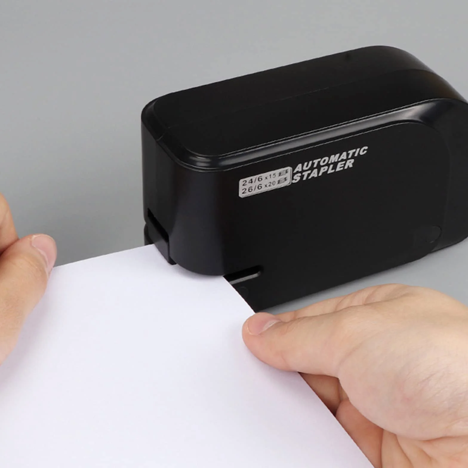 Engrapadora eléctrica automática de papel con capacidad de 20 hojas, uso de grapas 26/6 o 24/6, funciona con pilas o adaptador de CA para oficina, escuela, hogar, color negro