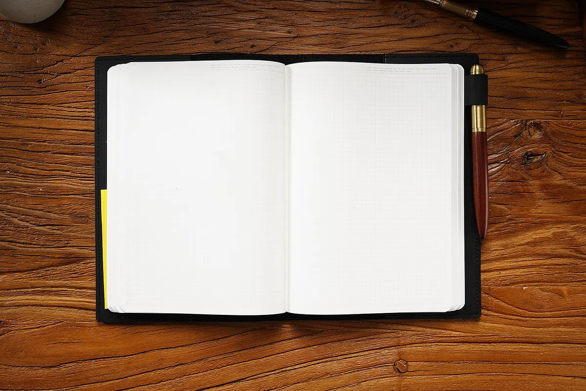 KISSKI - Diarios de cuero para cuaderno de tapa dura A5, funda hecha a mano con soporte para bolígrafo, funda para bloc de escritura con 88 hojas, 176 hojas de papel rayado para notas de campo, Biblia