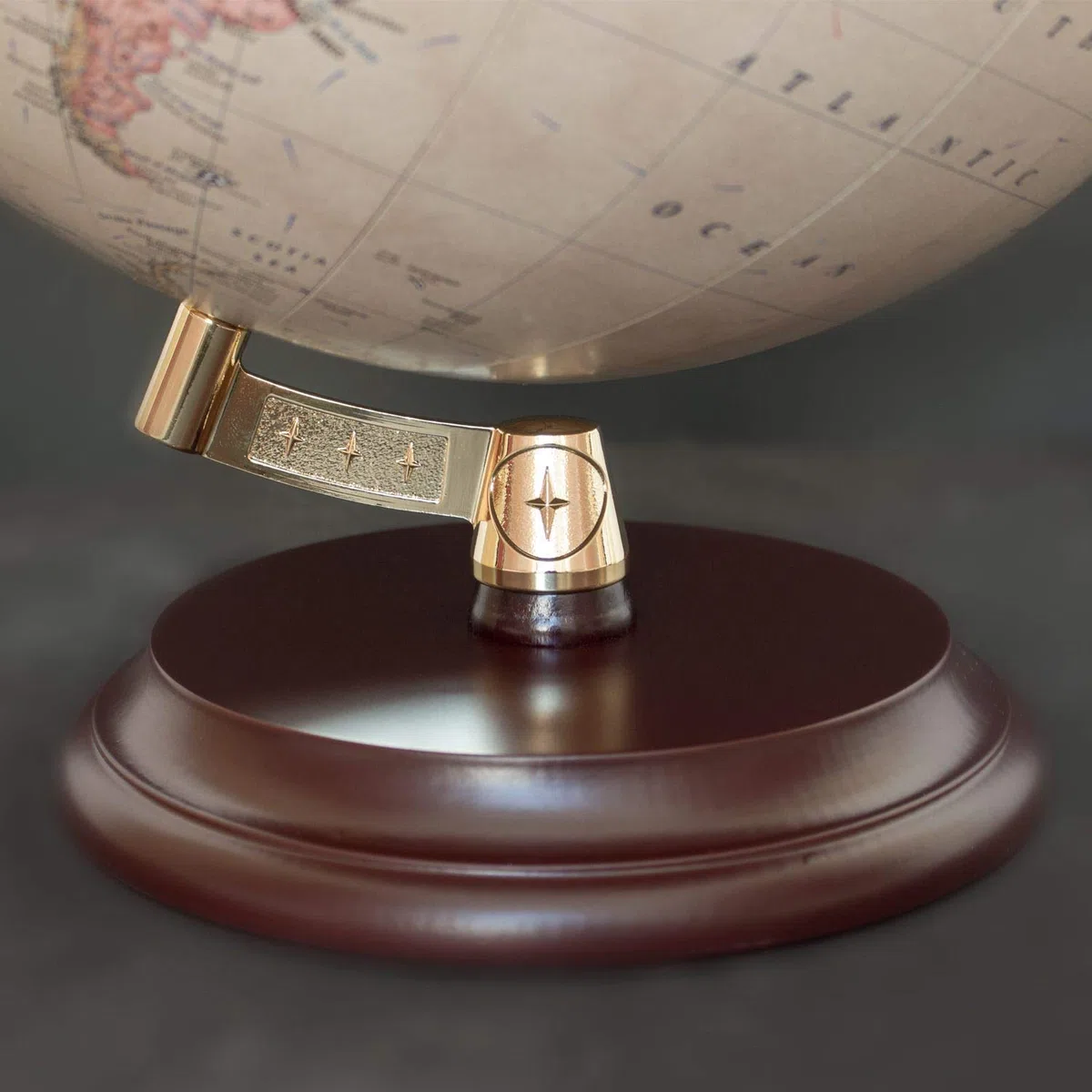 Globo Magallanes Vasa con mapa político o laminado a mano, independiente sin meridiano de 32 cm de diámetro, globo con pie de madera marrón rojizo escala 1:40.000.000 32 cm