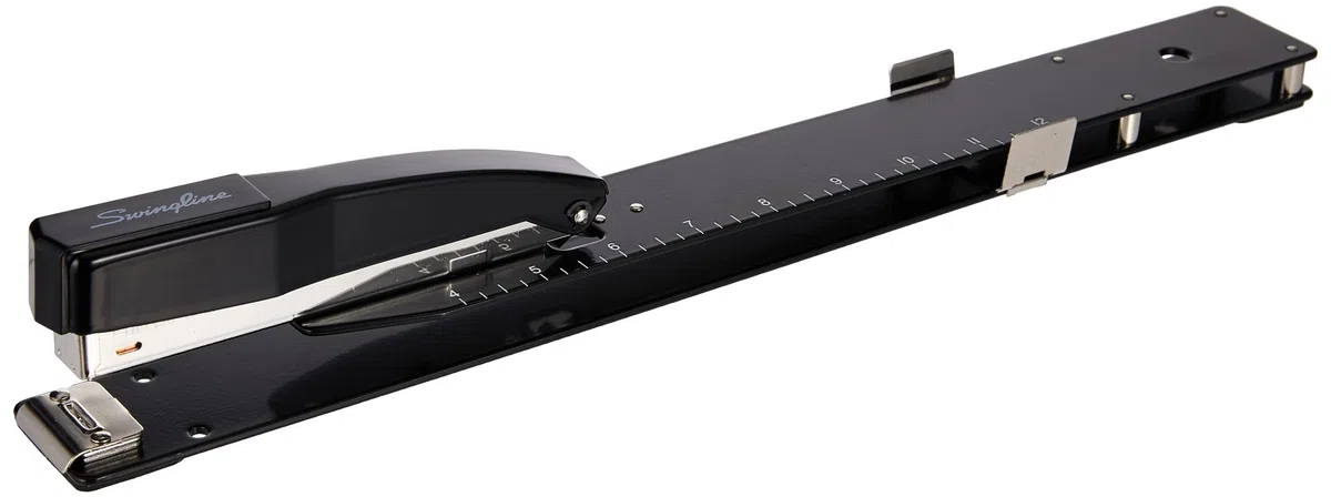Swingline Grapadora resistente con regla integrada y guía de papel de bloqueo ajustable, de largo alcance, para suministros de oficina o casa, hasta 20 hojas de papel de oficina, negra (S7034121P)