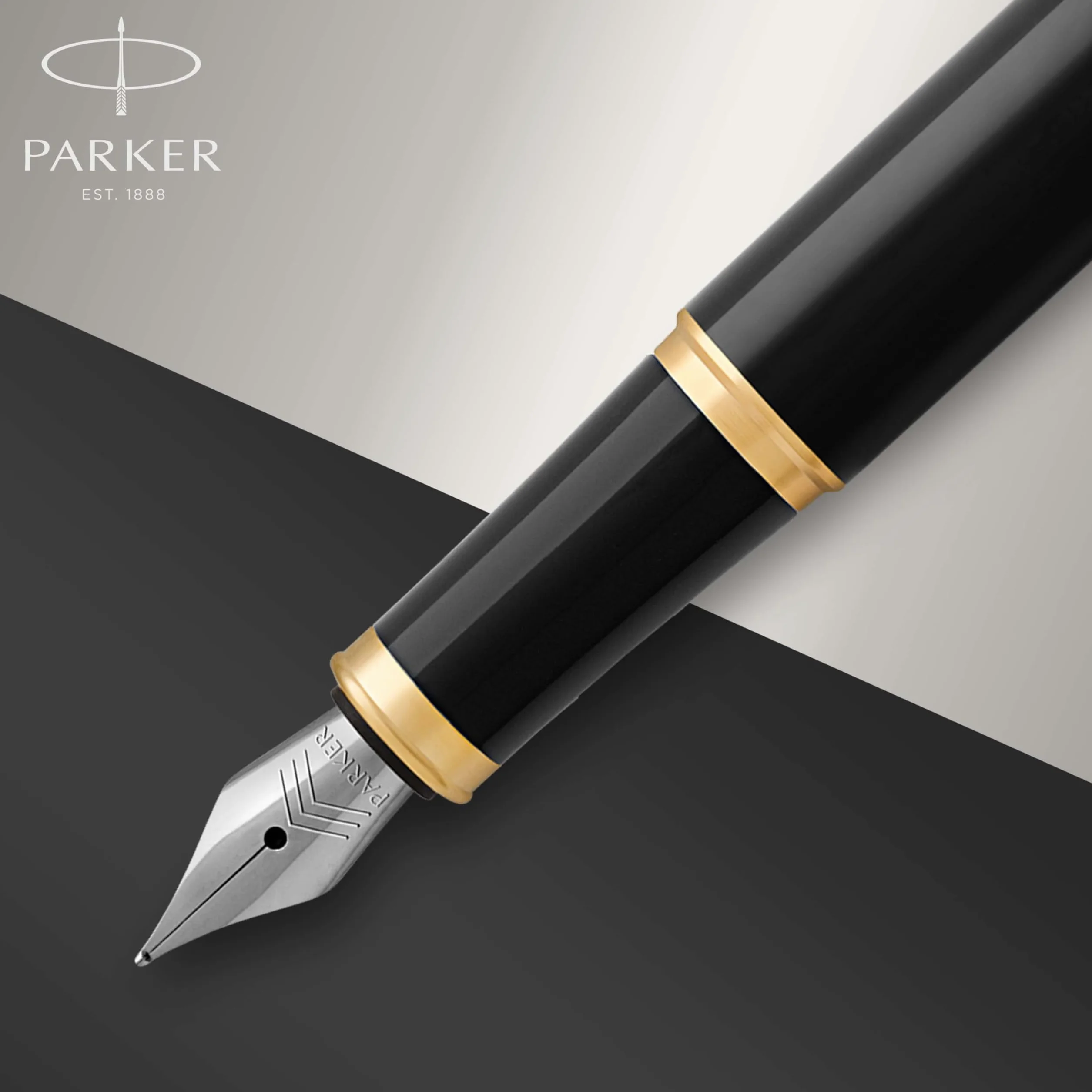 Parker IM pluma estilográfica | lacada en negro con adorno dorado | plumín fino y recambio de tinta azul | en estuche de regalo
