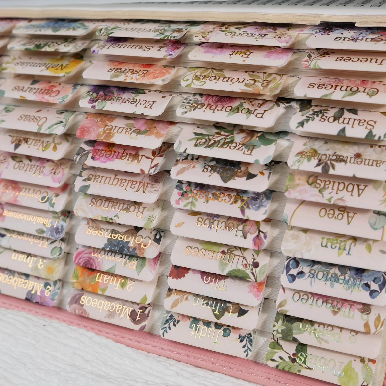 UPAFEXXI Pestañas de la Biblia laminadas españolas para mujeres y hombres (letras en relieve de lámina dorada) Pestañas de la Biblias, 80 pestañas de impresión grande de reposición, fáciles de leer y