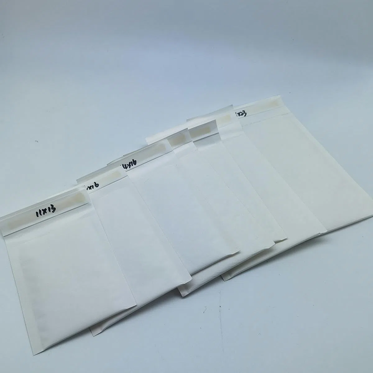 50 sobres acolchados de papel Kraft blanco con burbujas para cosméticos, bolsas de envío a prueba de polvo, bolsas de sobres para correo de burbujas, 18 cm x 23 cm, 50 unidades