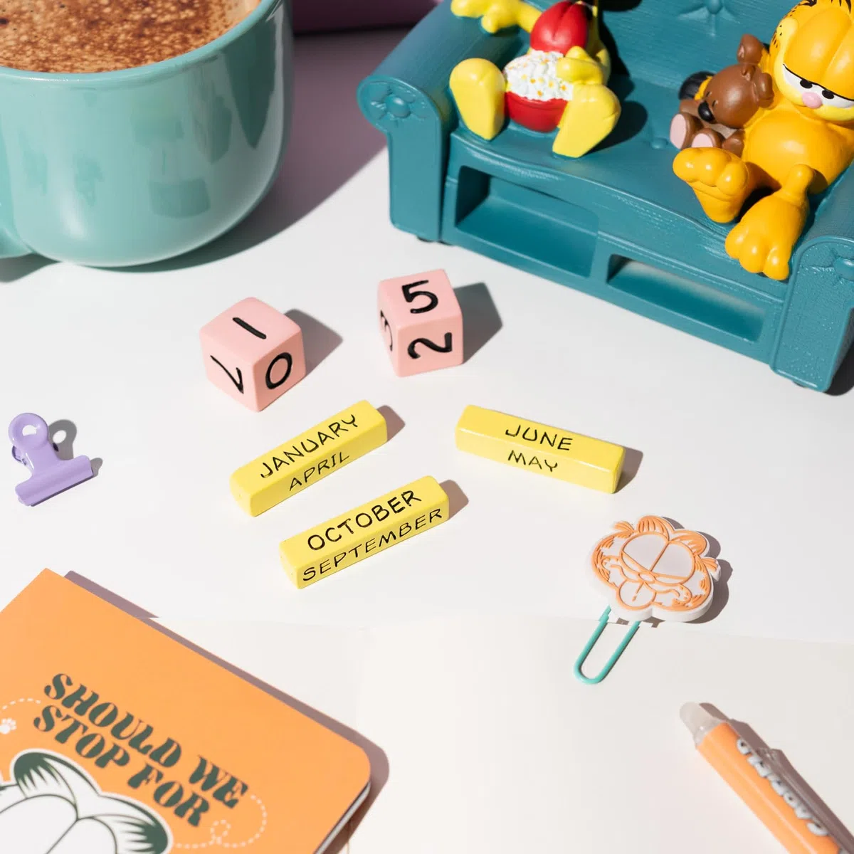 Calendario Perpetuo gato Garfield 3D - Figura Regalo Original Divertido : Decoracion Habitacion Juvenil o escritorio - Calendario sobremesa para niños y adultos