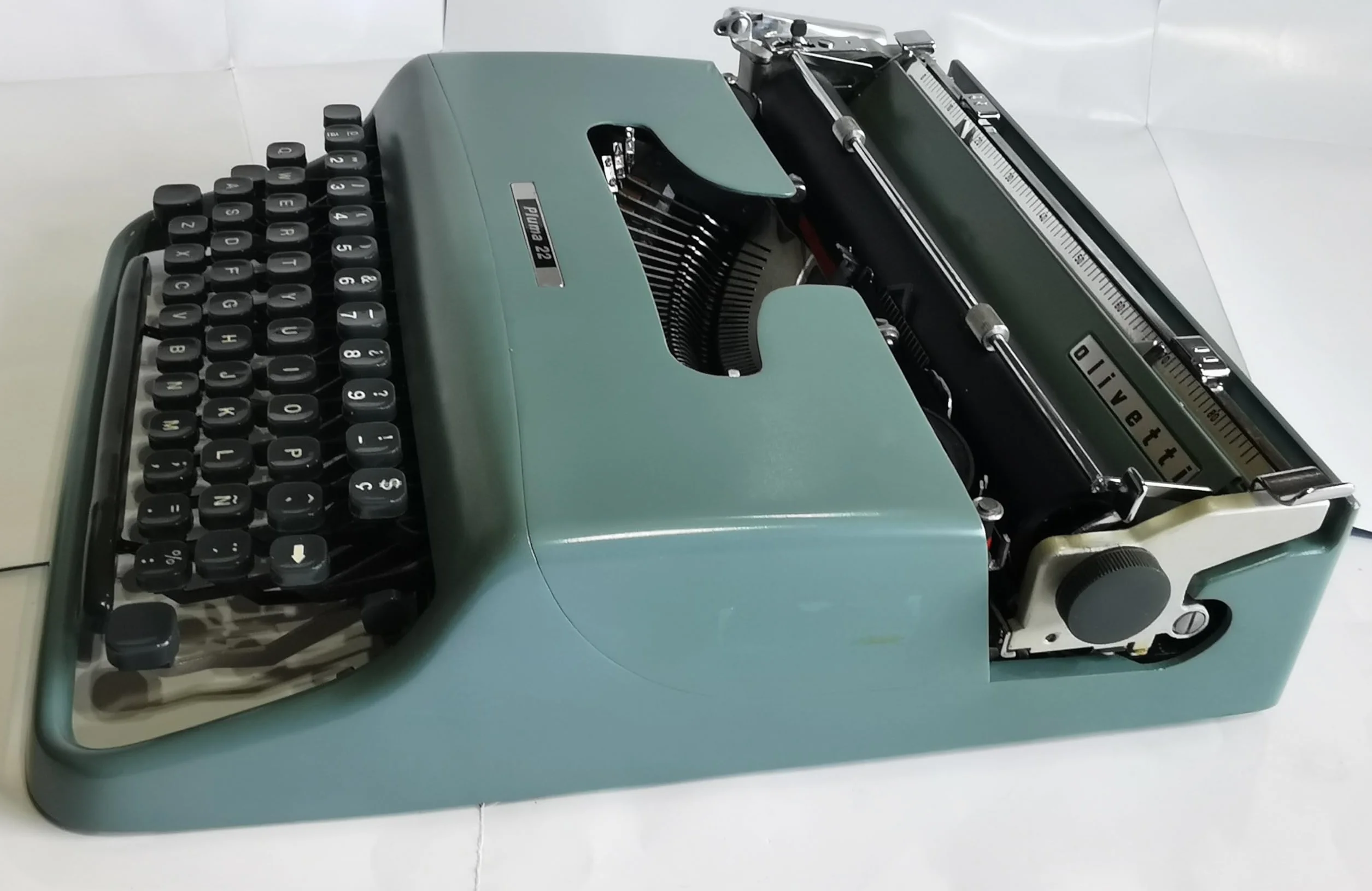 Máquina de Escribir Vintage Olivetti Pluma 22 - Teclado en Castellano Revisada y Puesta a Punto por un Profesional. Funciona Perfectamente. Ideal para Coleccionismo y Uso Personal.