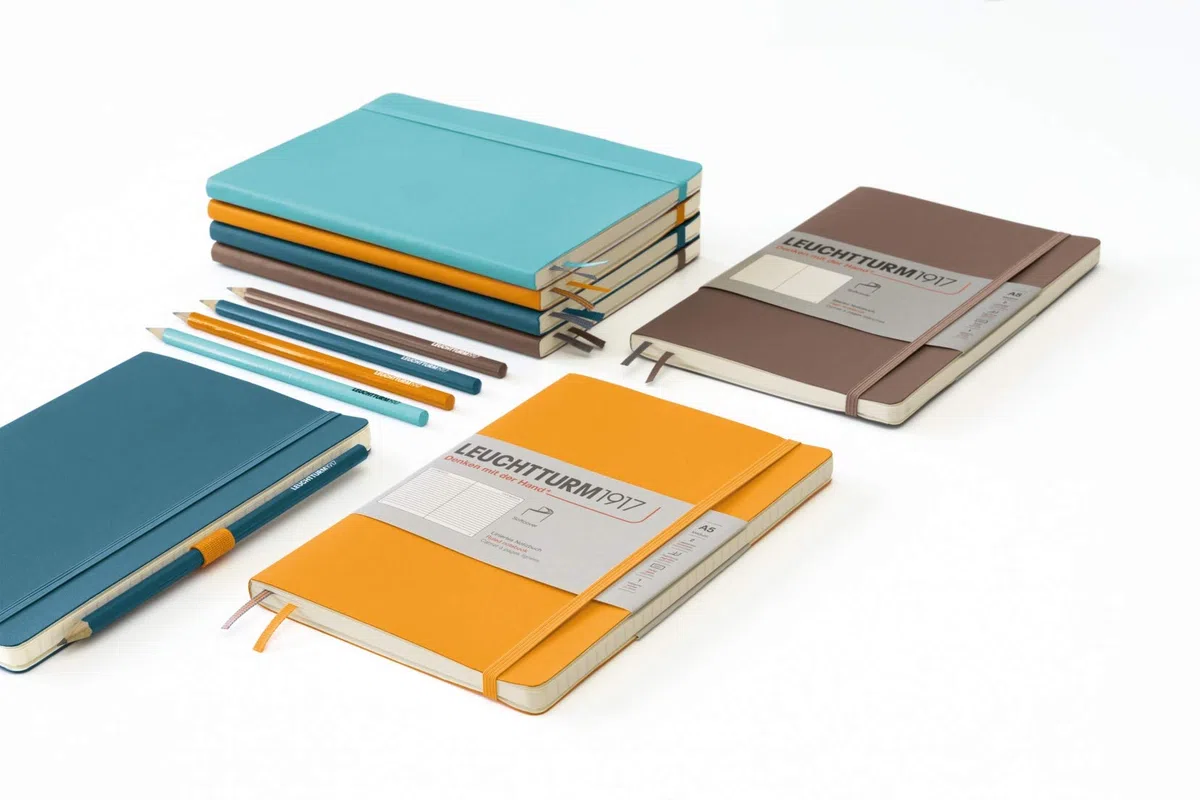 LEUCHTTURM1917 363399 Libreta Medium (A5) 145 x 210 mm, Tapa Blanda, 123 páginas numeradas, Stone Blue, Puntos