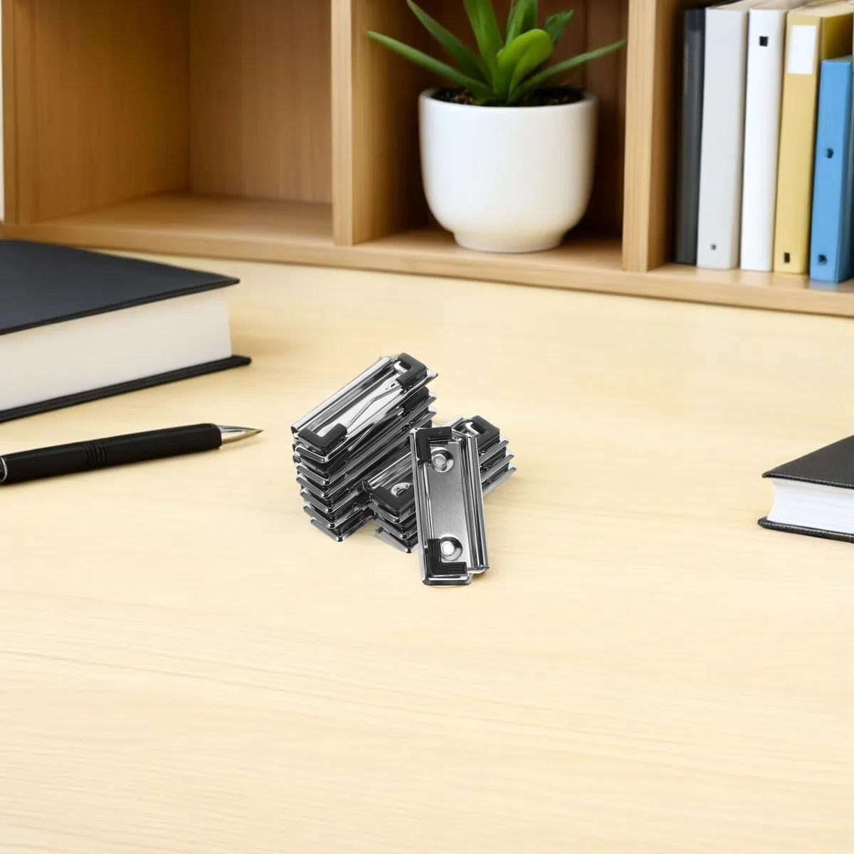NOLITOY 30 Piezas Clips Metálicos para Carpeta Unidades Pinzas Resistentes con Patas Antideslizantes Clips para Tablero y Documentos Montaje para Oficina Escuela y Hogar