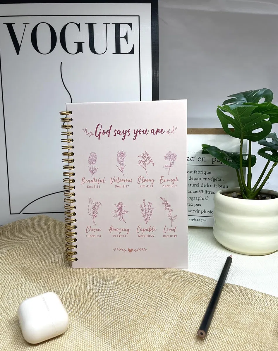 Cuadernos cristianos en espiral para mujer, diario de oración de estudio bíblico, lácteos con Dios dice, 140 páginas, cuaderno de tapa dura encuadernado en espiral, con rayas universitarias, regalos