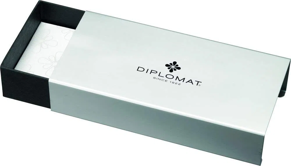 Diplomat A Plus Rhomb Guilloche - Pluma estilográfica con punta de acero (tamaño mediano), color negro | Carcasa de latón, tapa de clic deslizante, convertidor y dos cartuchos de tinta azul en estuche