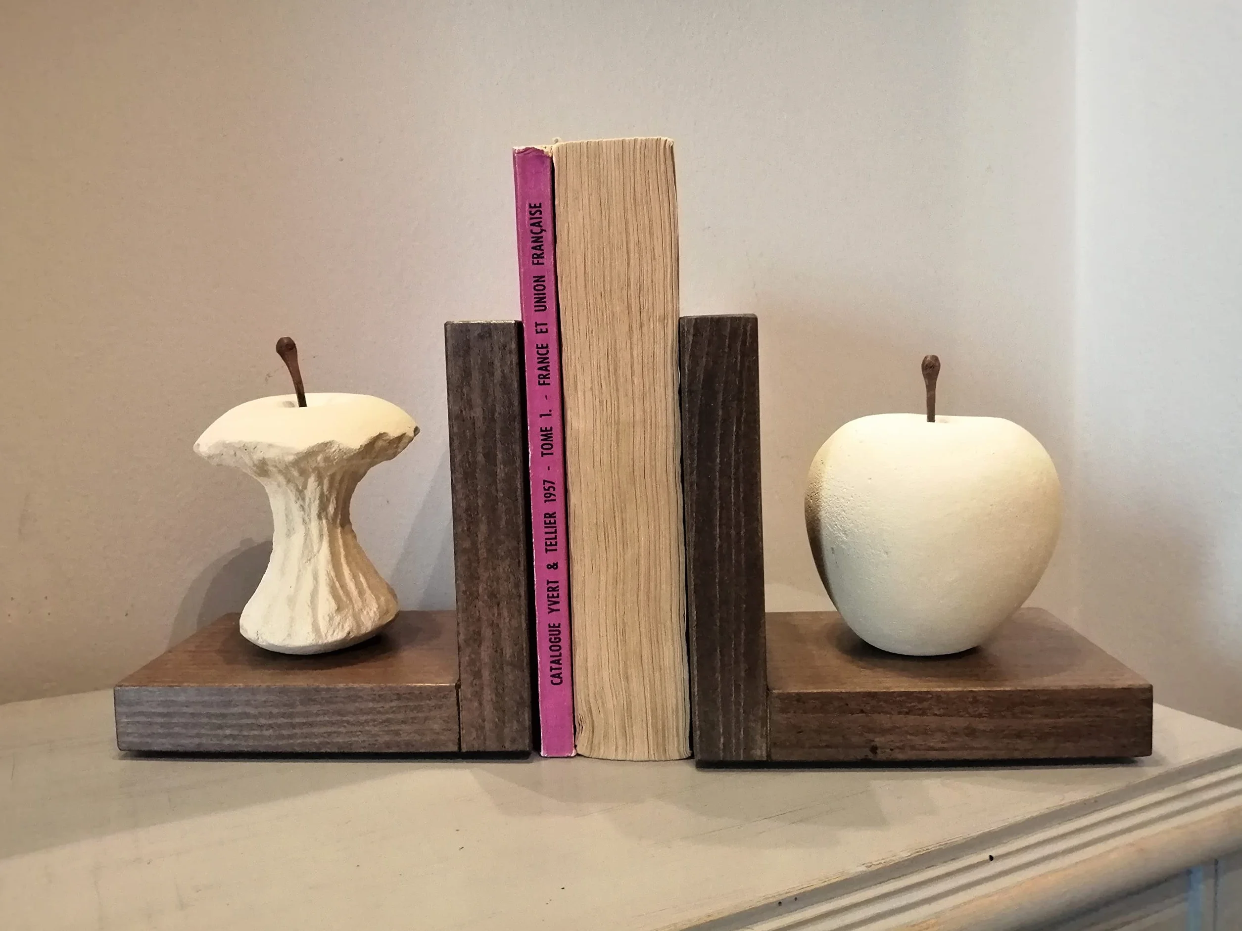 Progetto Arte Par de Sujetalibros Manzana Mordida Escultura de Piedra Base Madera Hecho a Mano