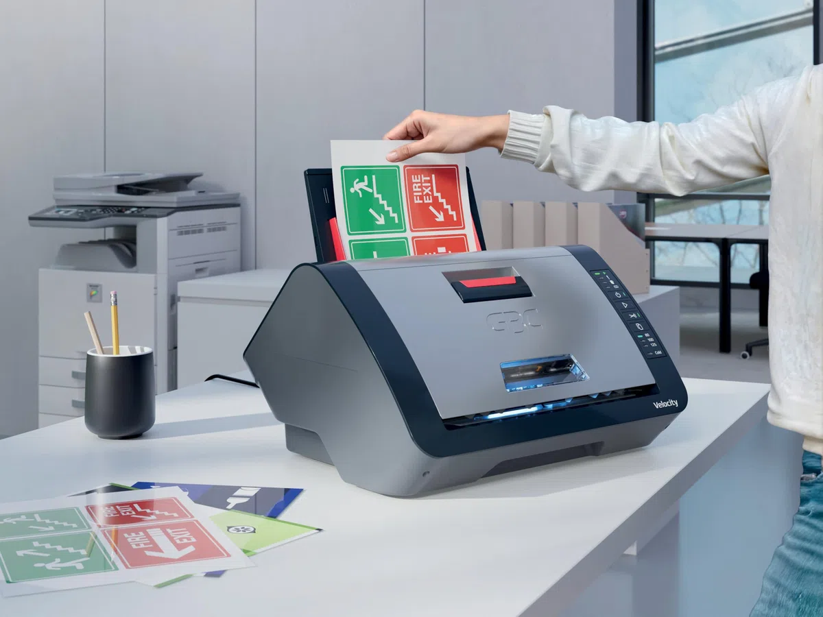 GBC Plastificadora Velocity Automática A4 - Máquina Plastificadora de Escritorio con Alineación y Corte Automático, Calentamiento y Ciclo Rápidos - Incluye Rollo Inicial 80 Micras - 42,5 x 23,5 x 34cm