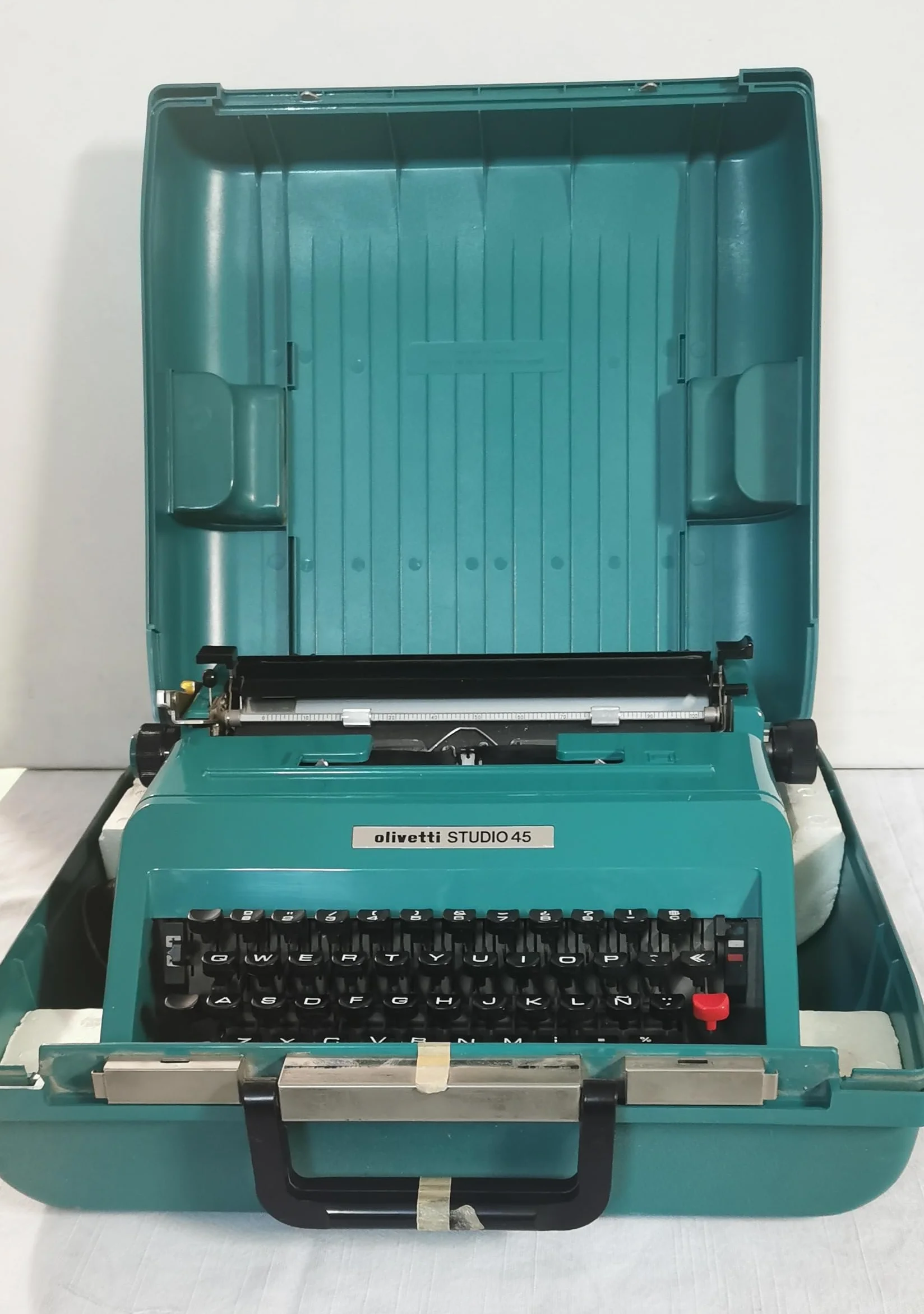 Máquina de Escribir Vintage Olivetti Studio 45 - Teclado en Castellano Revisada y Puesta a Punto por un Profesional. Funciona Perfectamente. Ideal para Coleccionismo y Uso Personal.