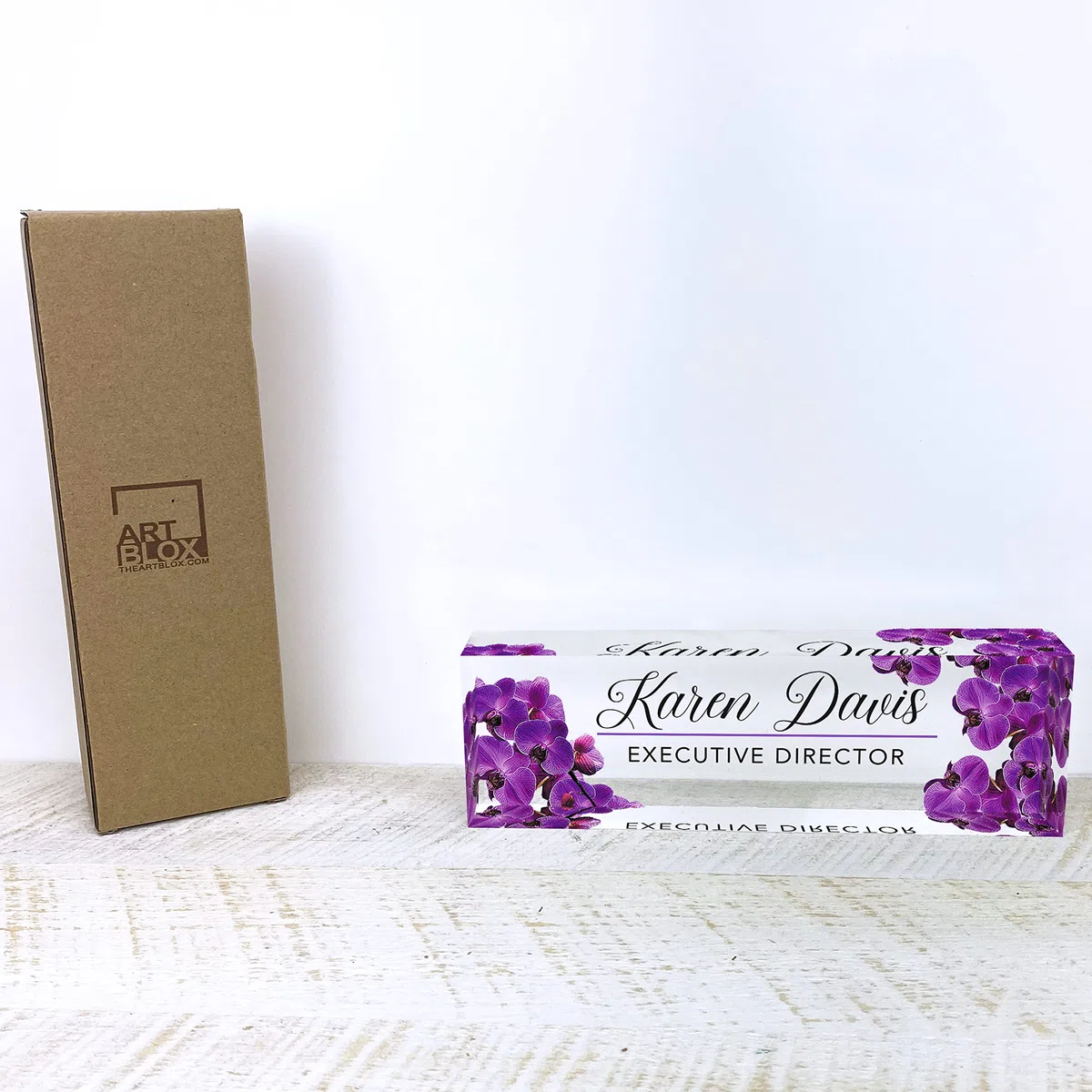 Artblox Placa de nombre personalizada para escritorio de oficina, diseño de orquídea morada sobre vidrio acrílico transparente, decoración de escritorio de oficina (8 x 2.5 pulgadas)