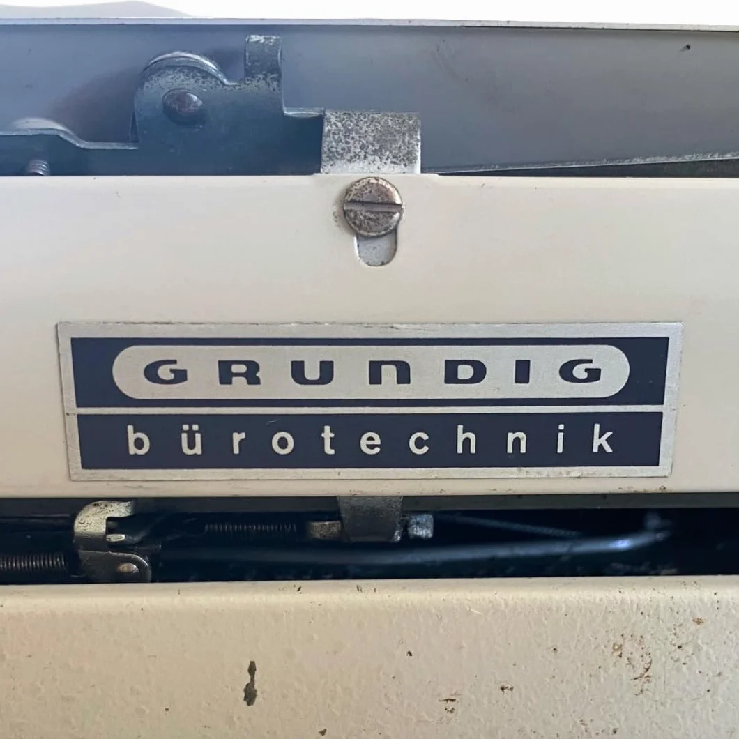 Genérico Máquina de Escribir Vintage Adler Tippa - Teclado QWERTY en Castellano con Letra Ñ - Ideal para Coleccionismo - Totalmente Funcional con Servicio técnico en Buenas Condiciones