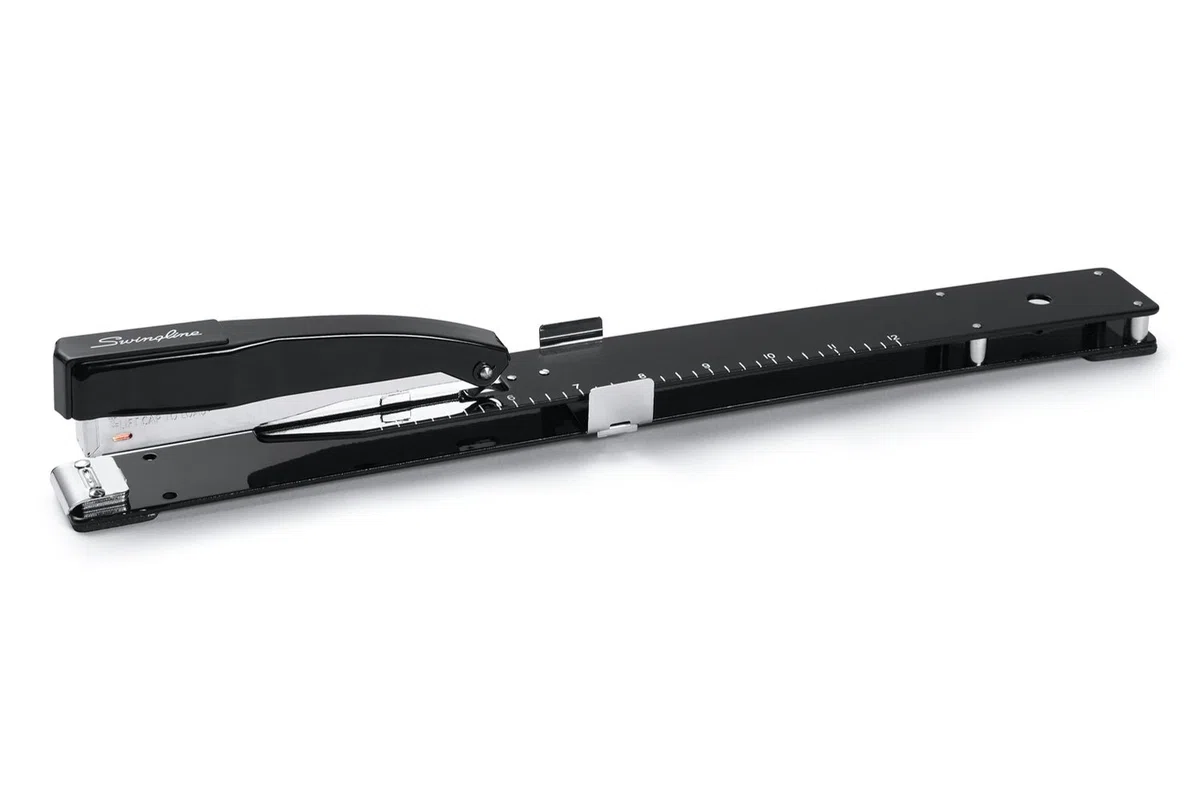 Swingline Grapadora resistente con regla integrada y guía de papel de bloqueo ajustable, de largo alcance, para suministros de oficina o casa, hasta 20 hojas de papel de oficina, negra (S7034121P)