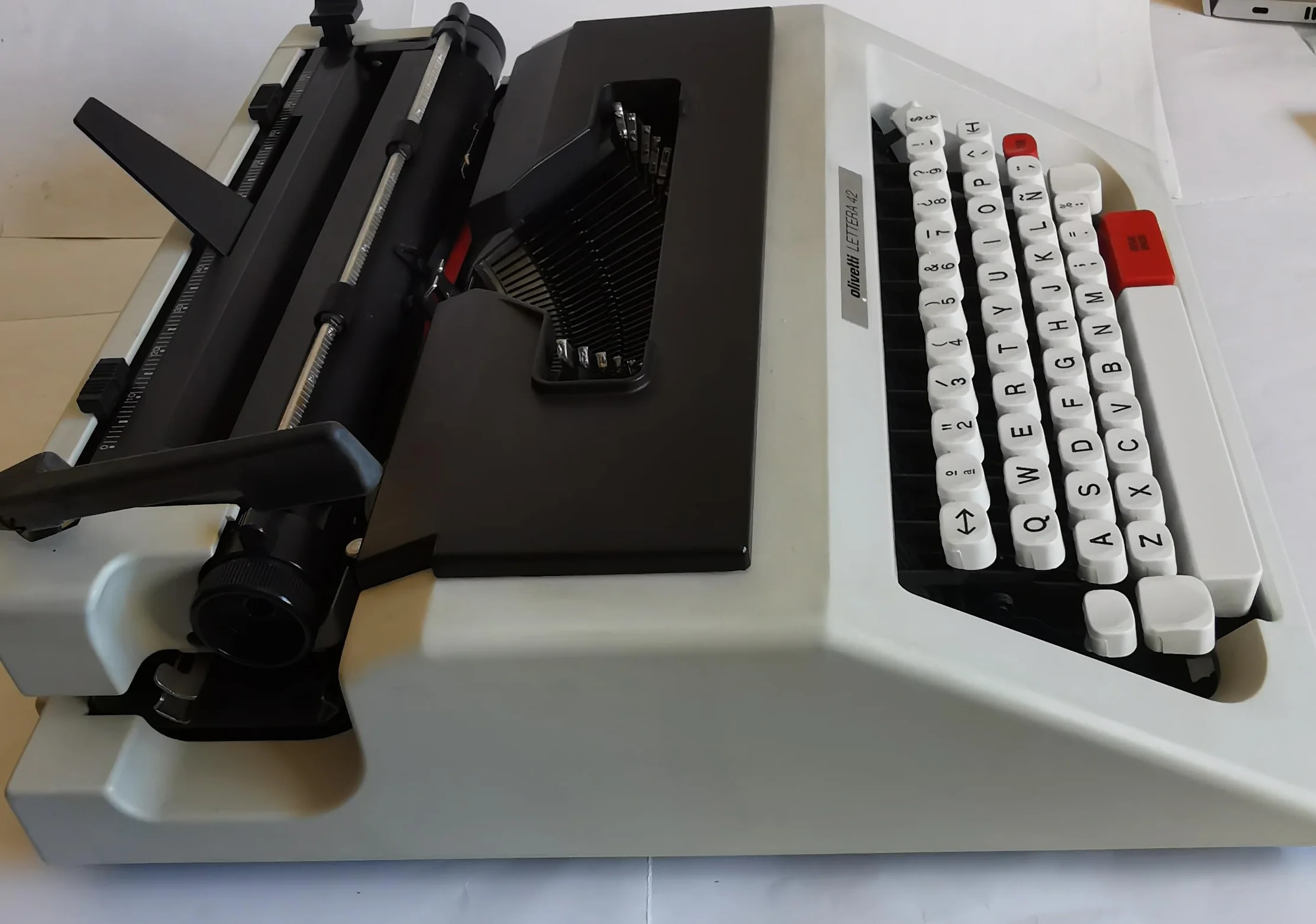 Máquina de Escribir Vintage Olivetti Lettera 42, revisada y dejada Buen Funcionamiento.