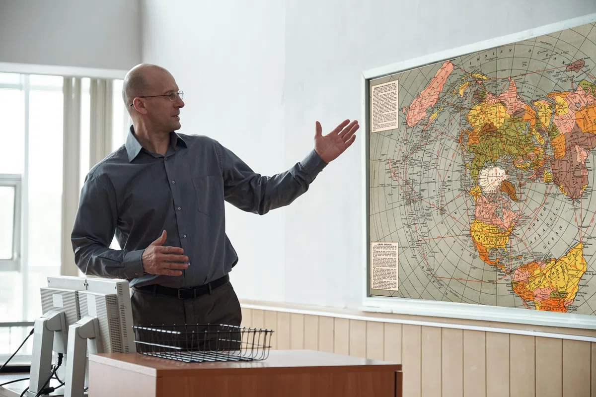 Mapa plano de la Tierra del Mundo - Mapa de proyección equidistante azimutal polar de 1943 - Gran regalo de la Tierra Plana - Póster artístico de pared grande (23 x 34 pulgadas)