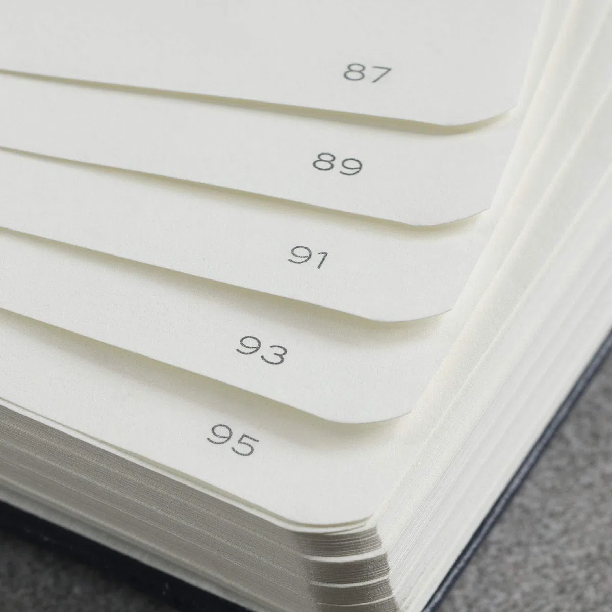LEUCHTTURM1917 359867 Libreta Master Classic (A4+) 225 x 315 mm, Tapa Dura, 235 páginas numeradas, Azúl Marino, Lineas