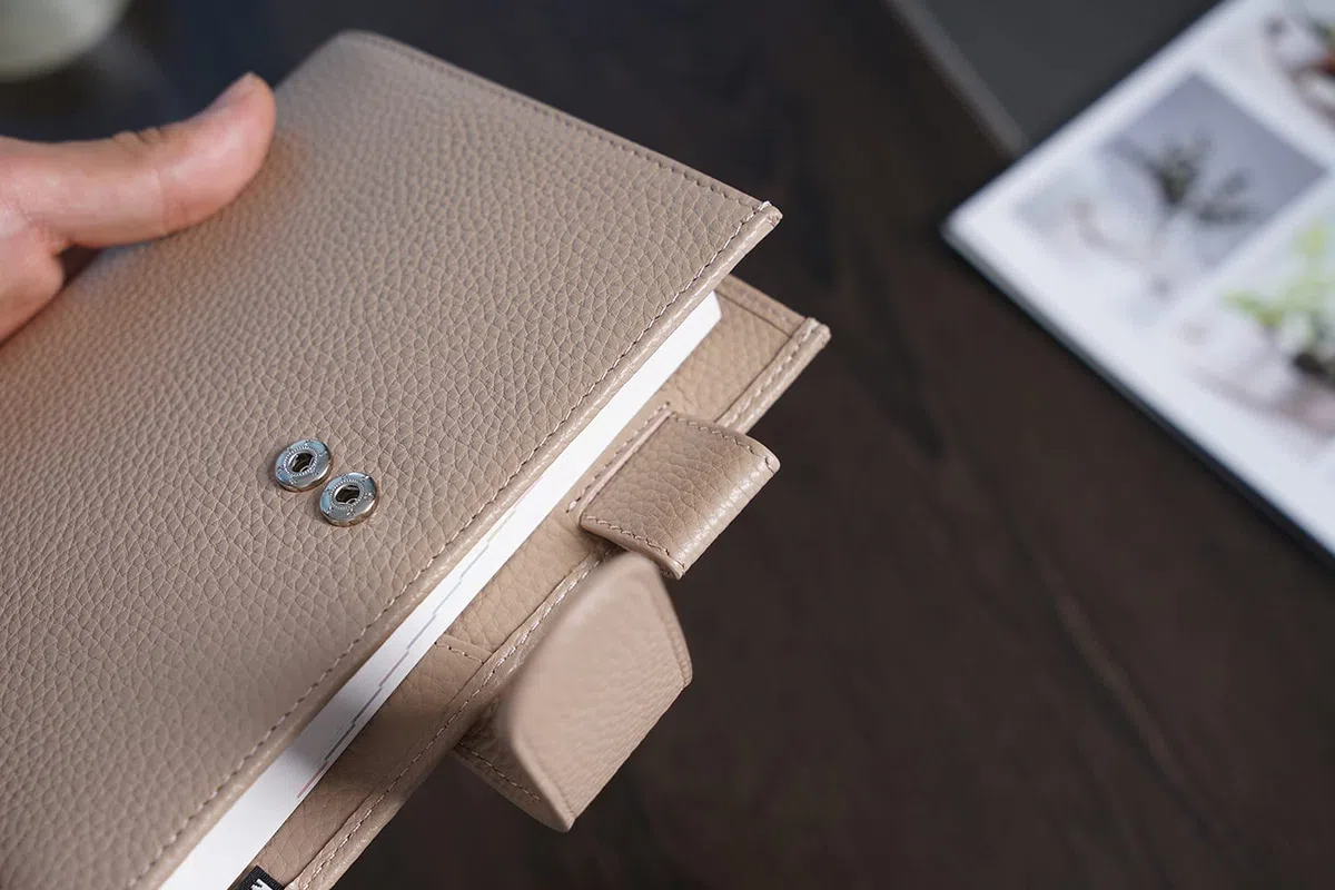 Moterm Funda de cuero para cuaderno A6 - Compatible con Hobonichi Cousin, Stalogy y Midori MD Planificador, con portalápices, tarjetero y bolsillo trasero (Gris-Taupe)
