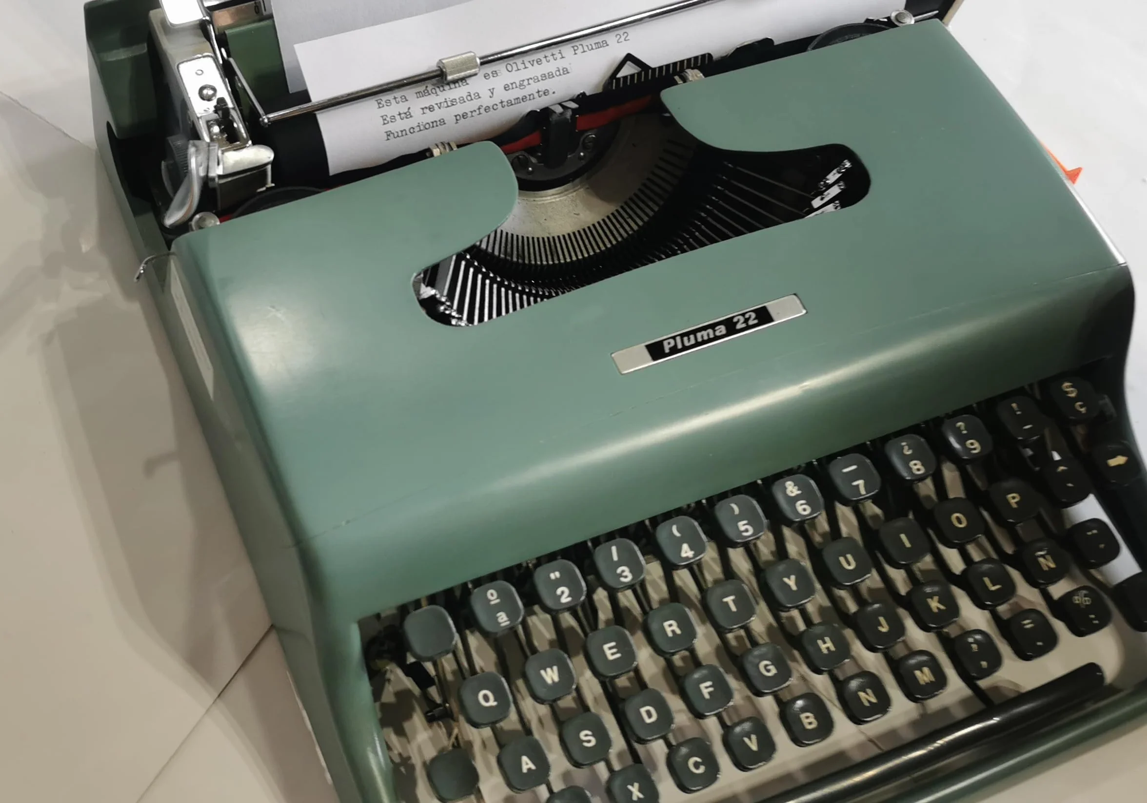 Máquina de Escribir Vintage Olivetti Pluma 22 - Teclado en Castellano Revisada y Puesta a Punto por un Profesional. Funciona Perfectamente. Ideal para Coleccionismo y Uso Personal.