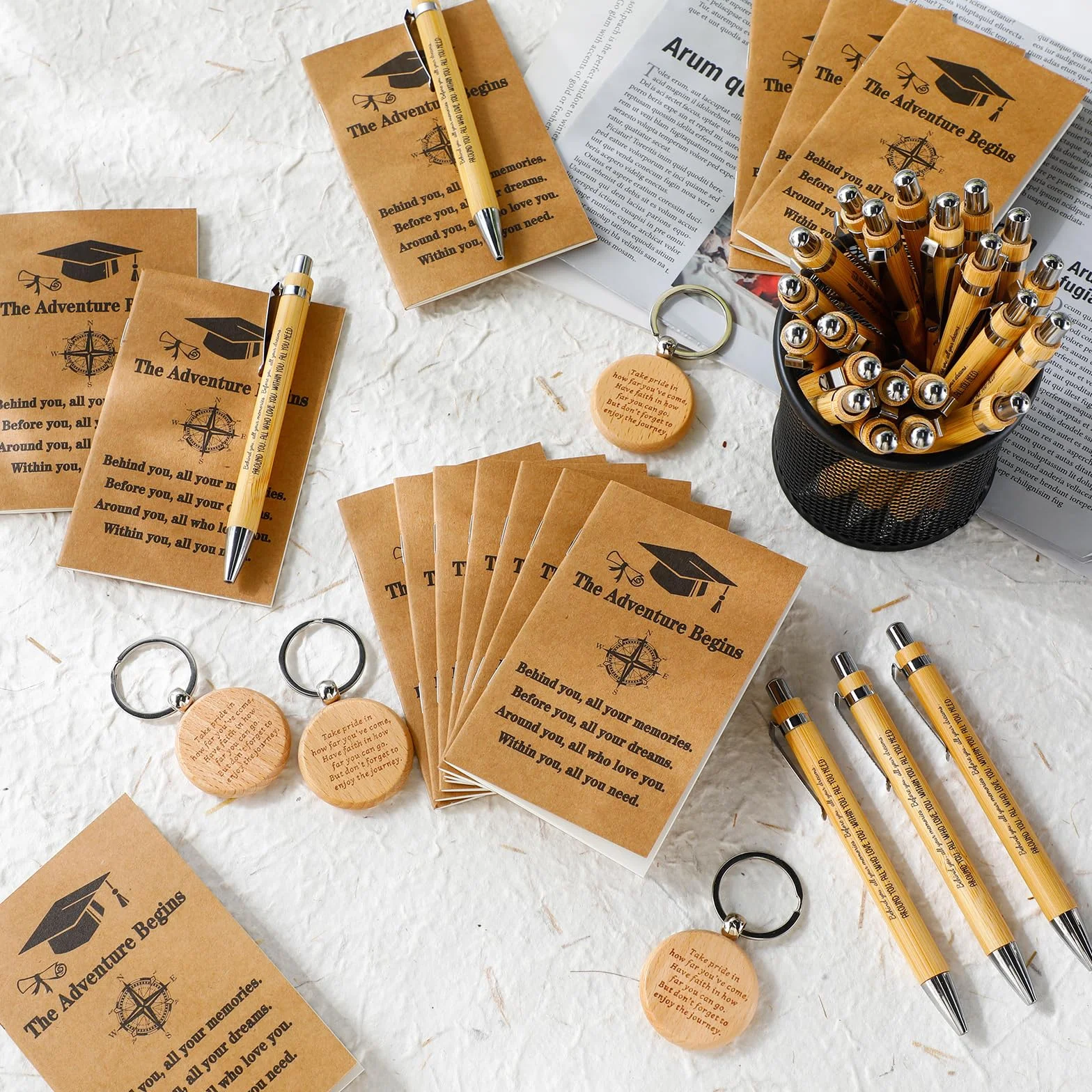 Resurhang 90 cuadernos de papel kraft de bolsillo a granel con bolígrafos de bambú inspiradores, llaveros de madera, regalos de graduación para hija, hijo, estudiantes universitarios Senio
