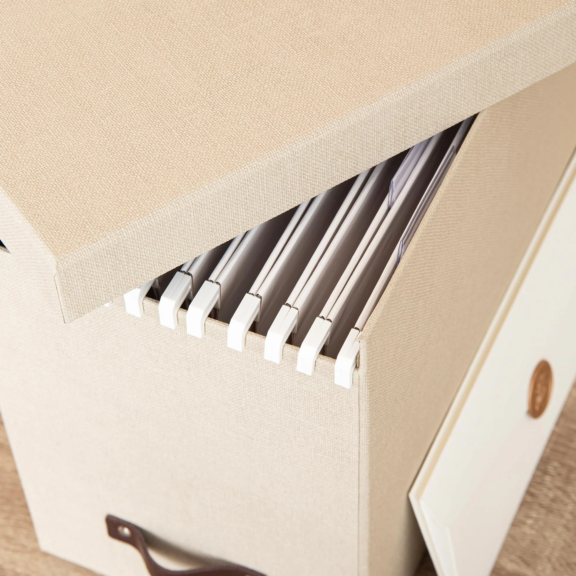 Bigso Box of Sweden Caja archivadora con tapa – Elegante organizador de documentos con 8 carpetas colgantes – Caja clasificadora de tablero de fibras y papel con elegante aspecto de lino – beige