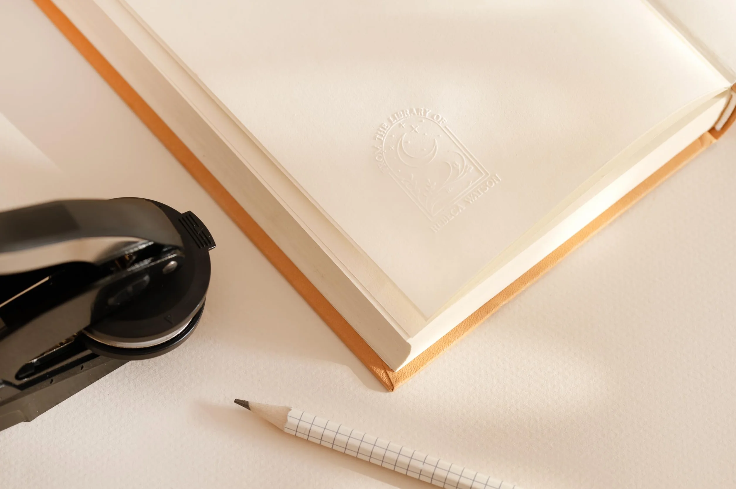 Stamp by Me – Sello para Libros en Relieve Personalizado | 5 Diseños Personalizables con Nombre | Embosador de Libros Ex Libris | Tamaño 10 x 10 cm | Diámetro de 40 mm | Marcador en Seco Elegante