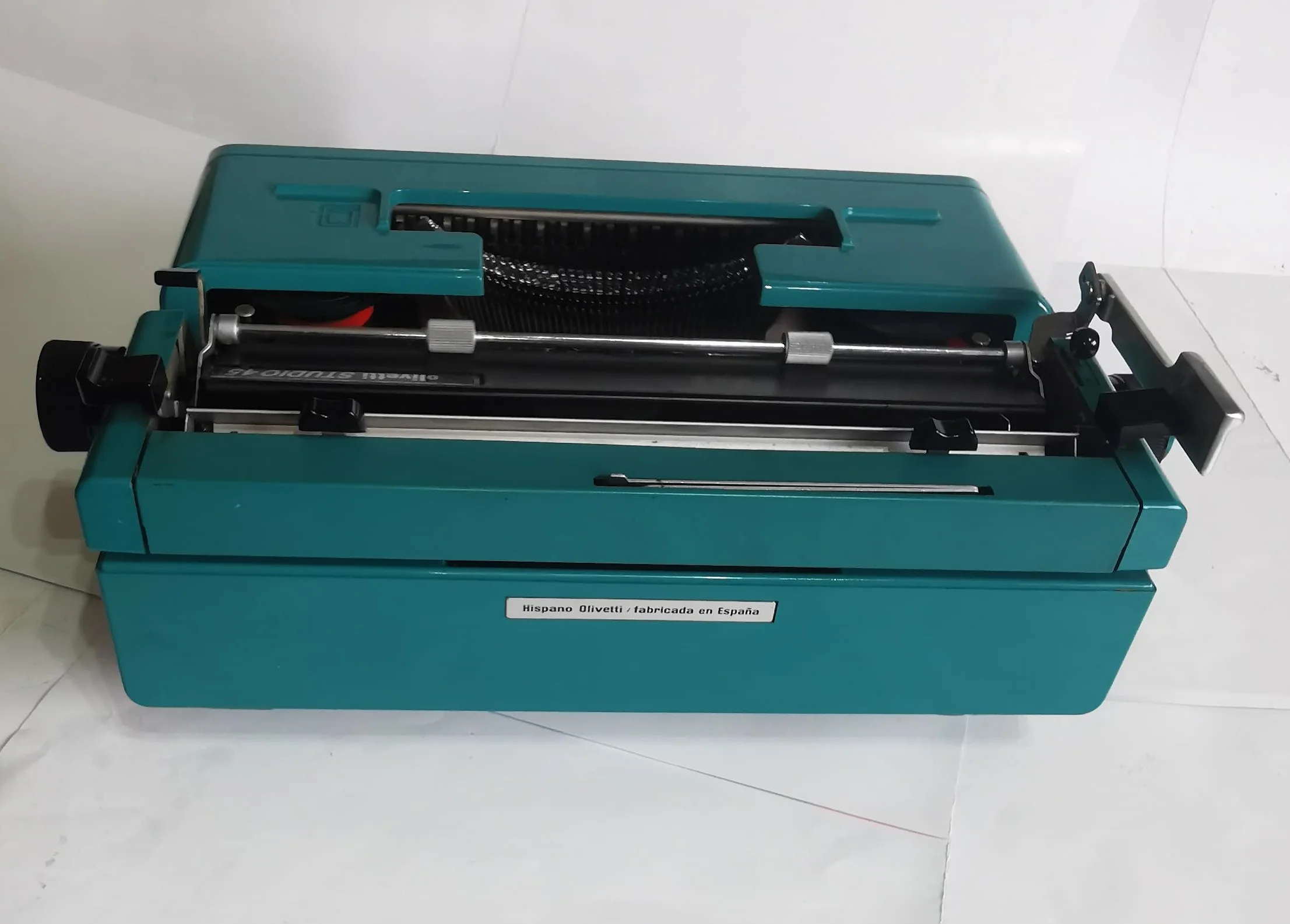 Máquina de Escribir Vintage Olivetti Studio 45 - Teclado en Castellano Revisada y Puesta a Punto por un Profesional. Funciona Perfectamente. Ideal para Coleccionismo y Uso Personal.