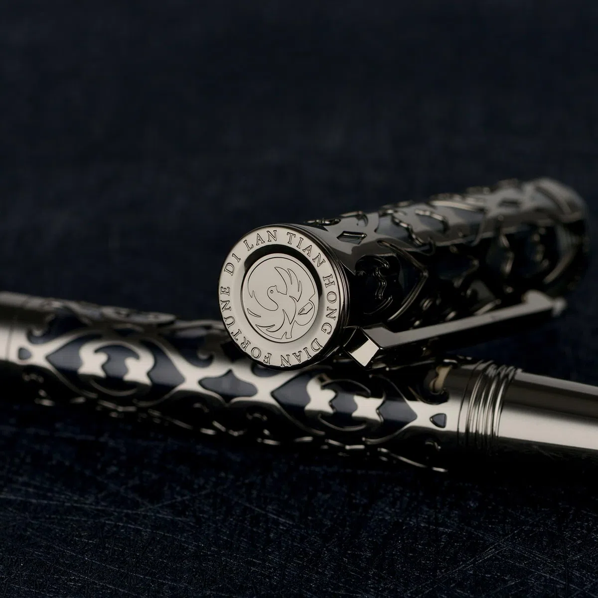 Hongdian D1 - Pluma estilográfica de émbolo, plumín fino y suave, esqueleto hueco negro azabache y pluma de resina, juego con estuche de metal