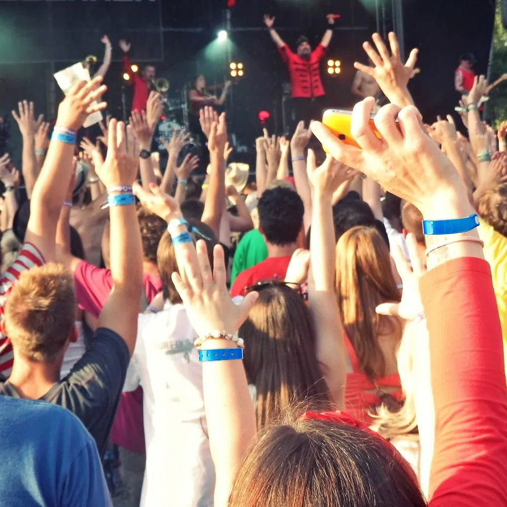 ouchan varios colores pulseras de plástico – paquete de 100 pulseras para eventos Club música reunión fiesta Festival