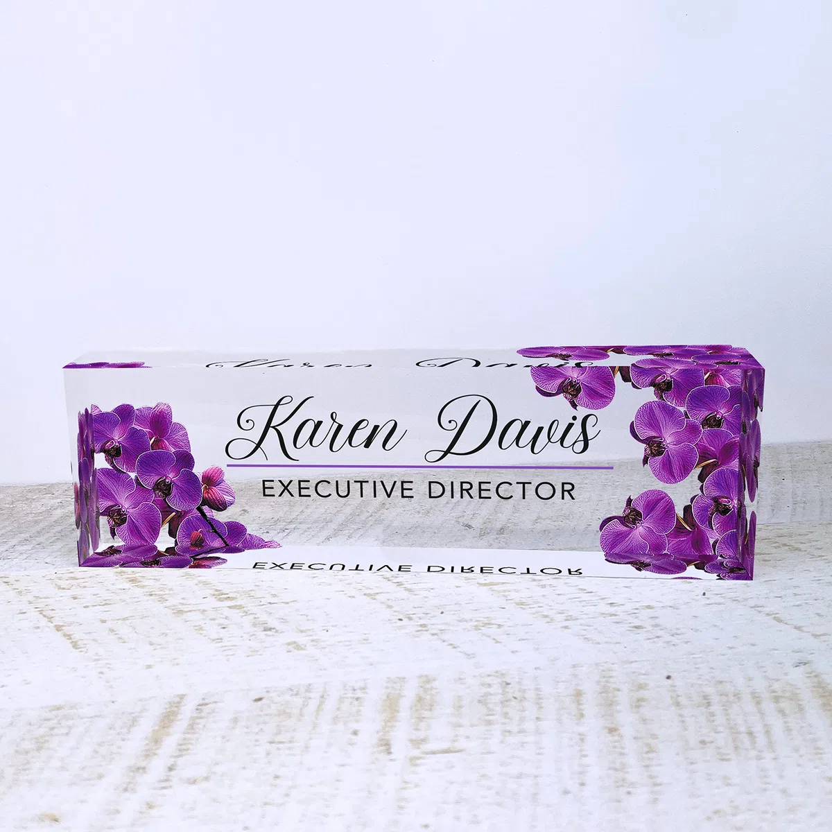 Artblox Placa de nombre personalizada para escritorio de oficina, diseño de orquídea morada sobre vidrio acrílico transparente, decoración de escritorio de oficina (8 x 2.5 pulgadas)
