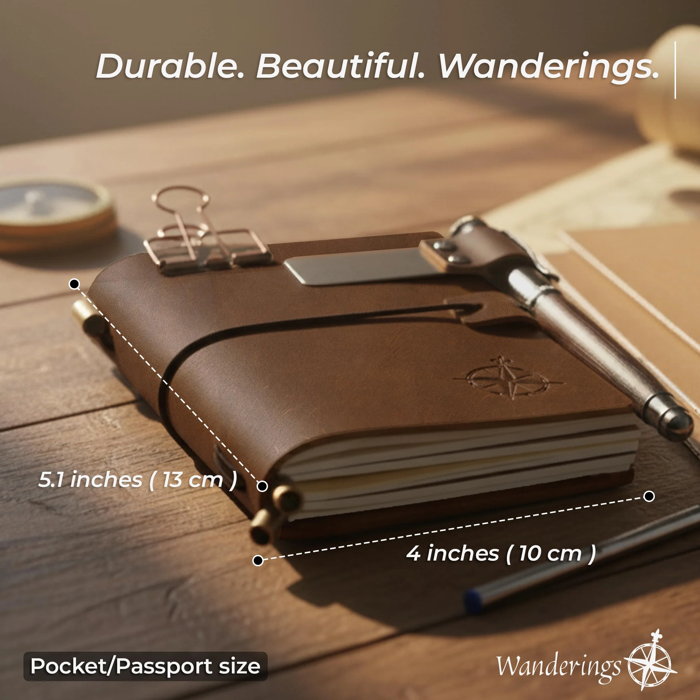 Wanderings Cuaderno de Bolsillo - 4"x5,1"/ 10x13 cm - Cuaderno de Viaje Recargable - Incluye un Portabolígrafos con Bolígrafo y 2 Recargas de Tinta Adicionales, una Carpeta de PVC y un Clip de Carpeta