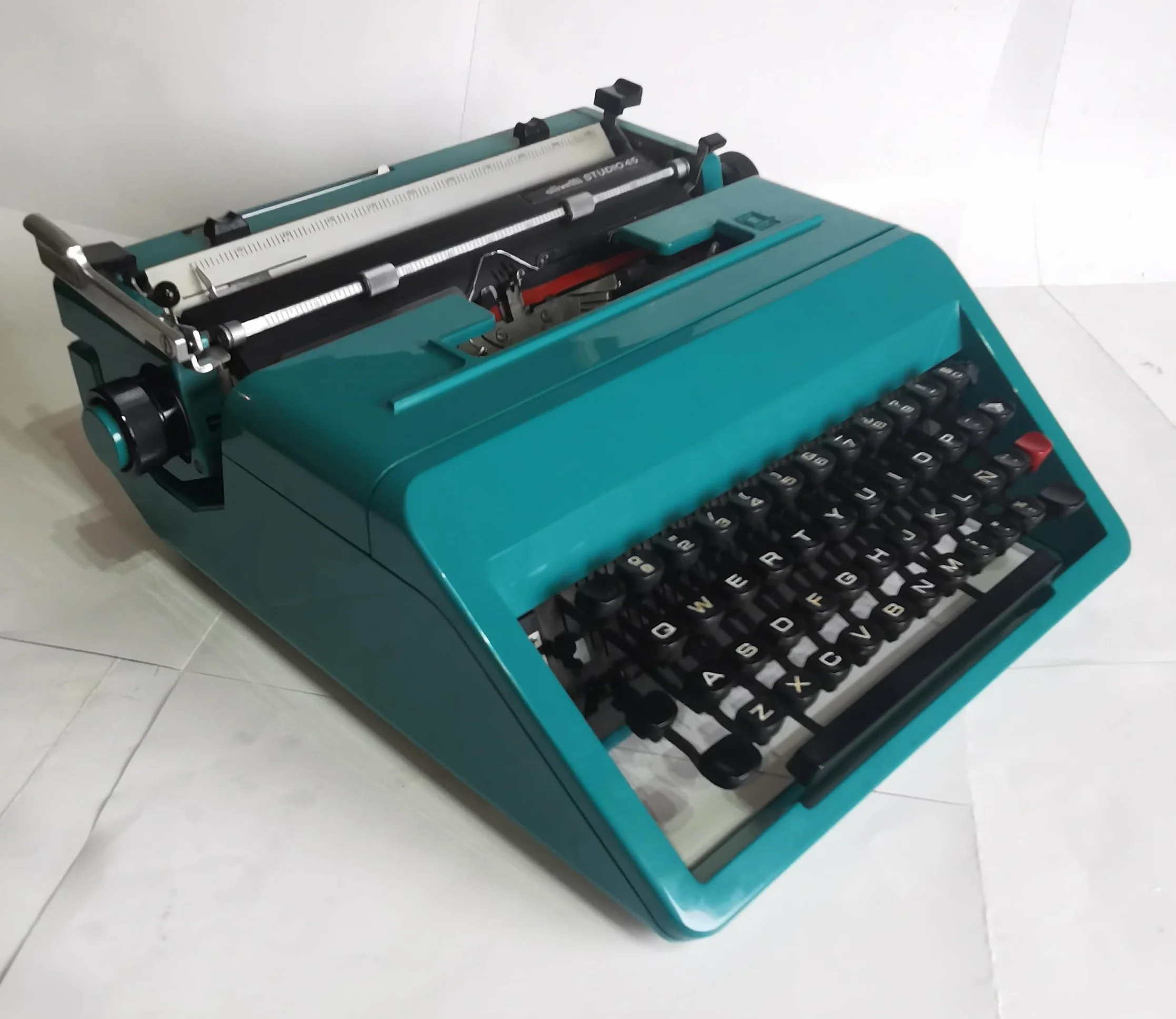 Máquina de Escribir Vintage Olivetti Studio 45 - Teclado en Castellano Revisada y Puesta a Punto por un Profesional. Funciona Perfectamente. Ideal para Coleccionismo y Uso Personal.
