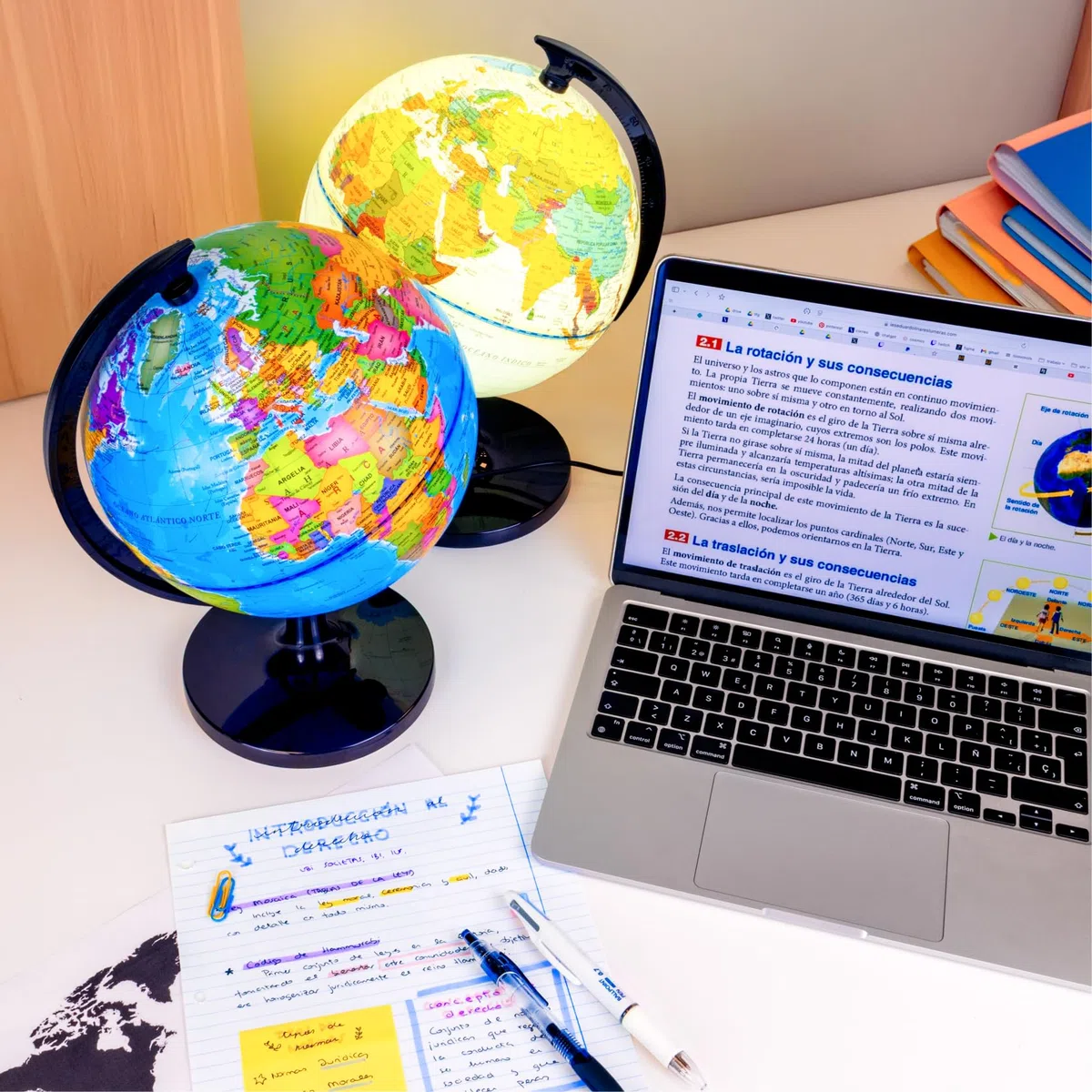 Raylu Paper Globo Terráqueo Azul de 20cm con Luz y Cable USB, Bola del Mundo Iluminada Giratoria en Español con Cartografía y Meridiano, Esfera del Mundo para Aprendizaje y Decorativo (Azul, 20cm)