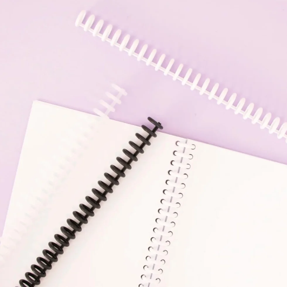 Craftelier - Encuadernadora Manual de 30 Agujeros - Perforadora con 6 Anillas Tonos Blanco y Negro - Perfora hasta 5 Hojas - Compatible con Tamaños de A4, A5, A6, A7 - Para Cuadernos y Scrapbooking