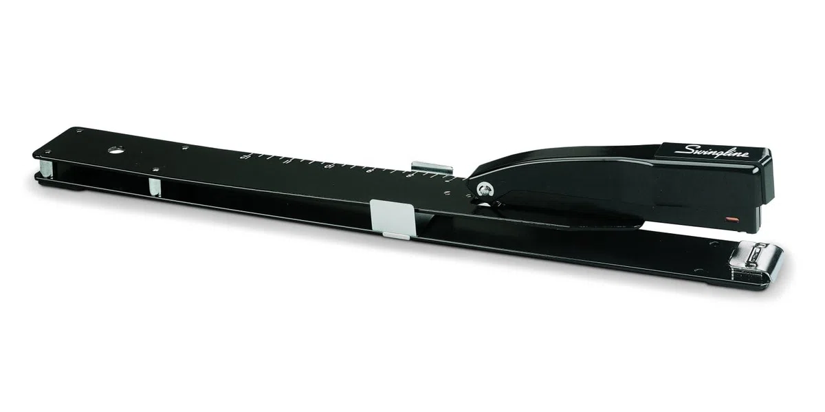 Swingline Grapadora resistente con regla integrada y guía de papel de bloqueo ajustable, de largo alcance, para suministros de oficina o casa, hasta 20 hojas de papel de oficina, negra (S7034121P)