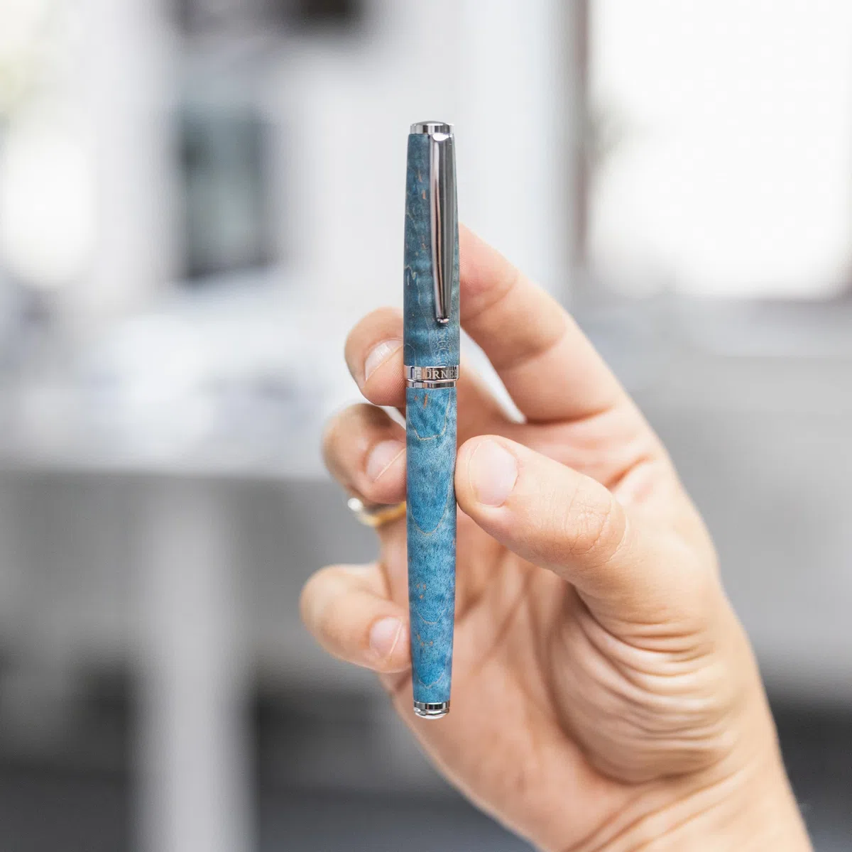 Hörner Primus Oceanus - Pluma estilográfica de madera azul océano, pluma de acero inoxidable, suave flujo de tinta, para cartuchos de tinta estándar, caja de regalo