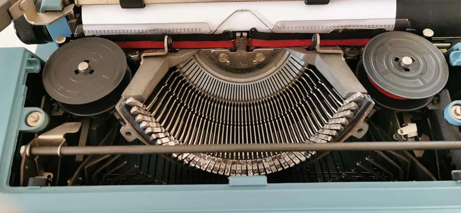 Genérico Máquina de Escribir Vintage Olivetti Studio 46 - Teclado en Castellano Revisada y Puesta a Punto por un Profesional. Funciona Perfectamente. Ideal para Coleccionismo y Uso Personal.