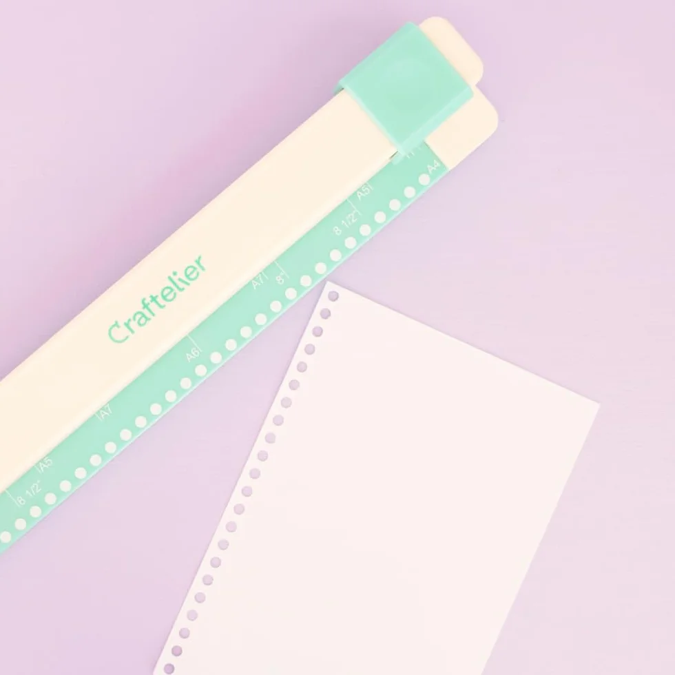 Craftelier - Encuadernadora Manual de 30 Agujeros - Perforadora con 6 Anillas Tonos Blanco y Negro - Perfora hasta 5 Hojas - Compatible con Tamaños de A4, A5, A6, A7 - Para Cuadernos y Scrapbooking