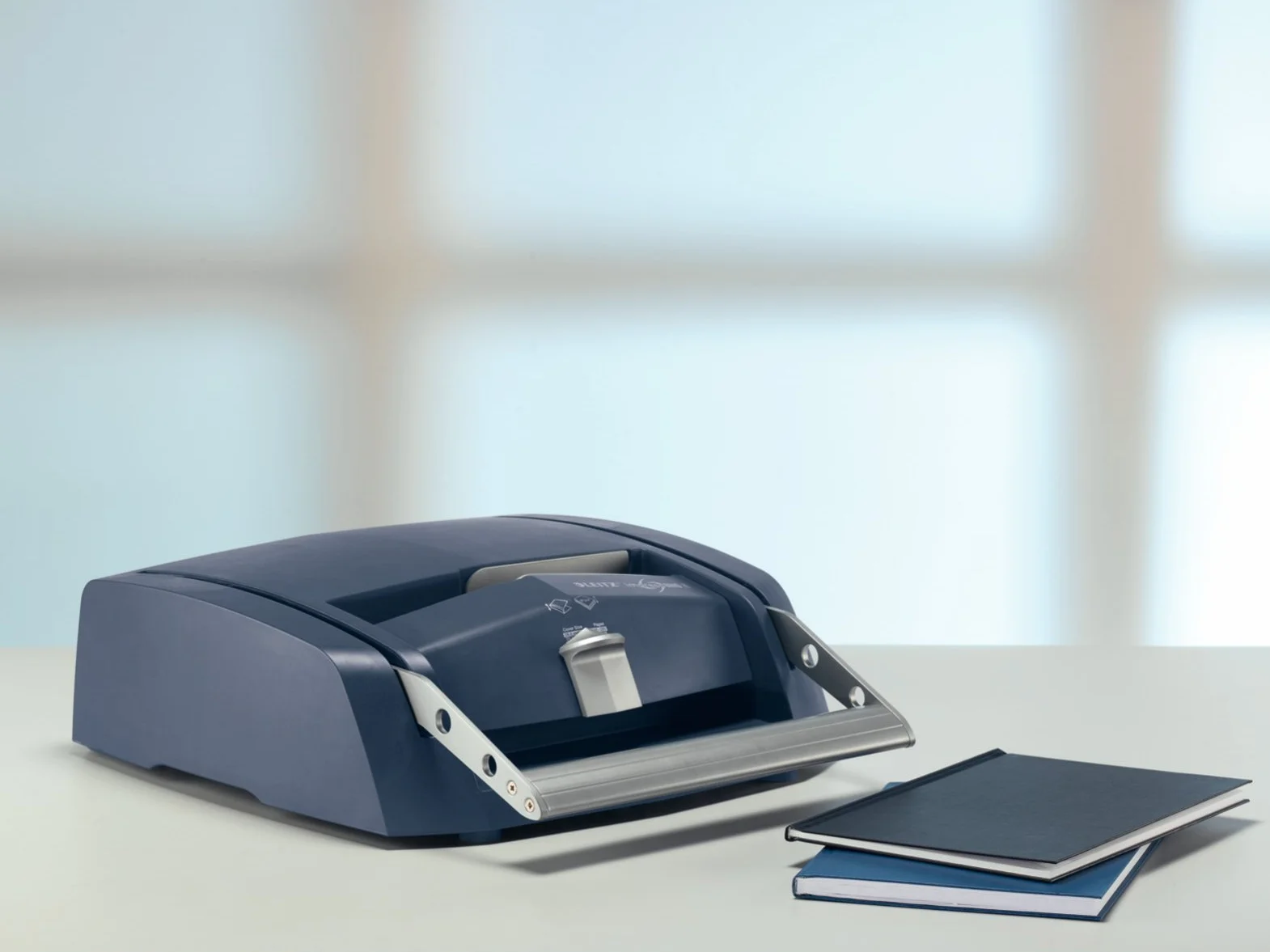 Leitz 73880000 – Encuadernadora Manual impressBIND 280 A4, Sistema De Canal Metálico Sin Perforación, Capacidad 280 Hojas, Ajuste Automático De Lomo, Uso Profesional