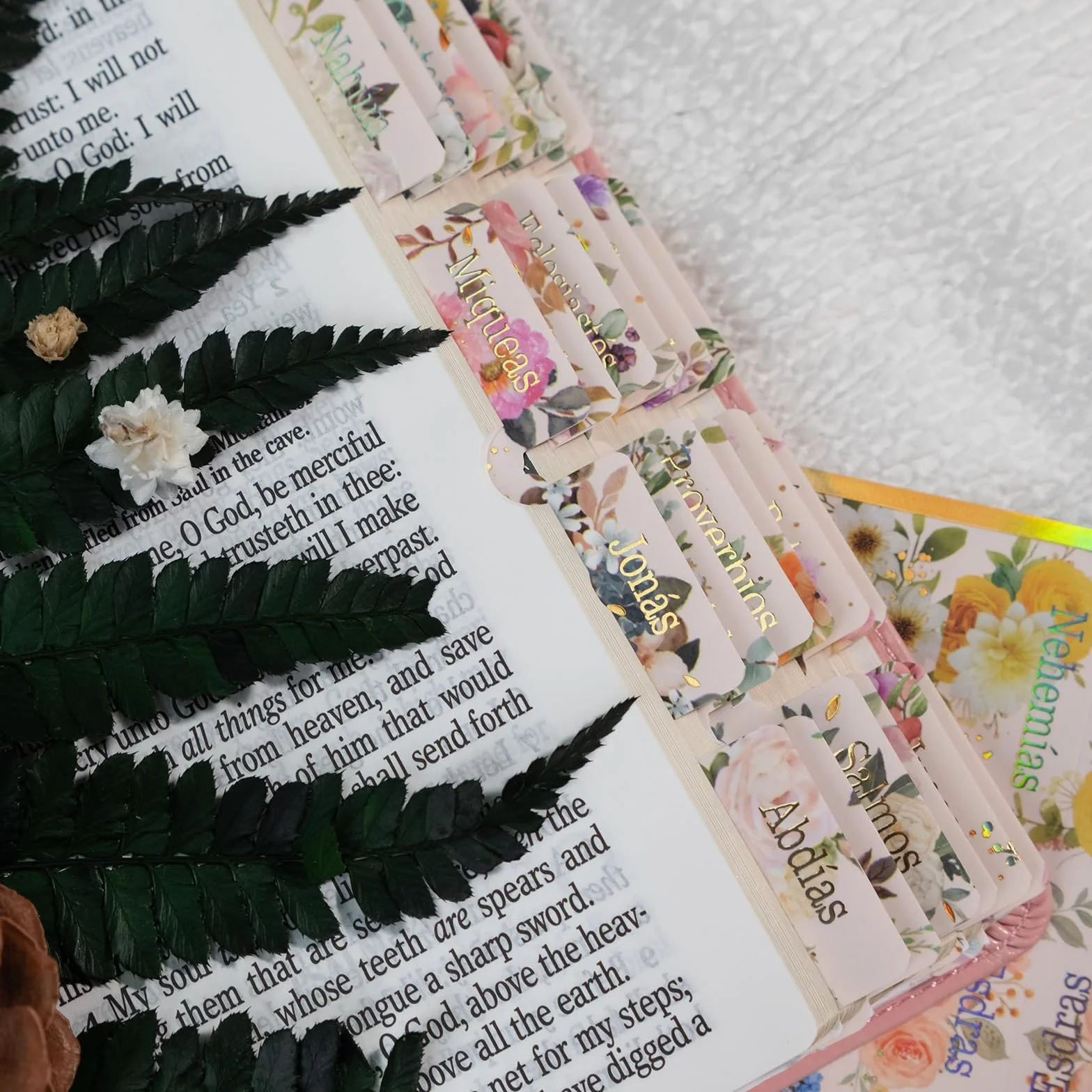 UPAFEXXI Pestañas de la Biblia laminadas españolas para mujeres y hombres (letras en relieve de lámina dorada) Pestañas de la Biblias, 80 pestañas de impresión grande de reposición, fáciles de leer y