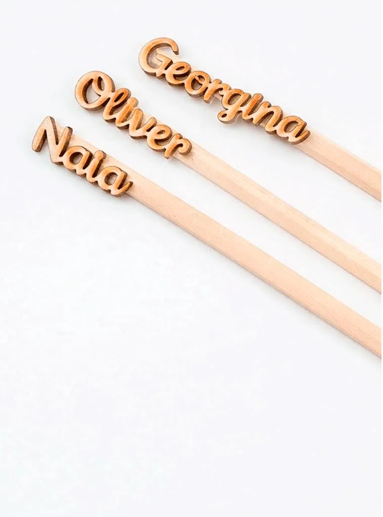 Pack 12 lápices en madera personalizados cada lápiz con su nombre troquelado en madera. Medida 17,5 cm. Detalle para dar como recuerdo en eventos y fiestas como Cumpleaños, Comuniones o alumnos.