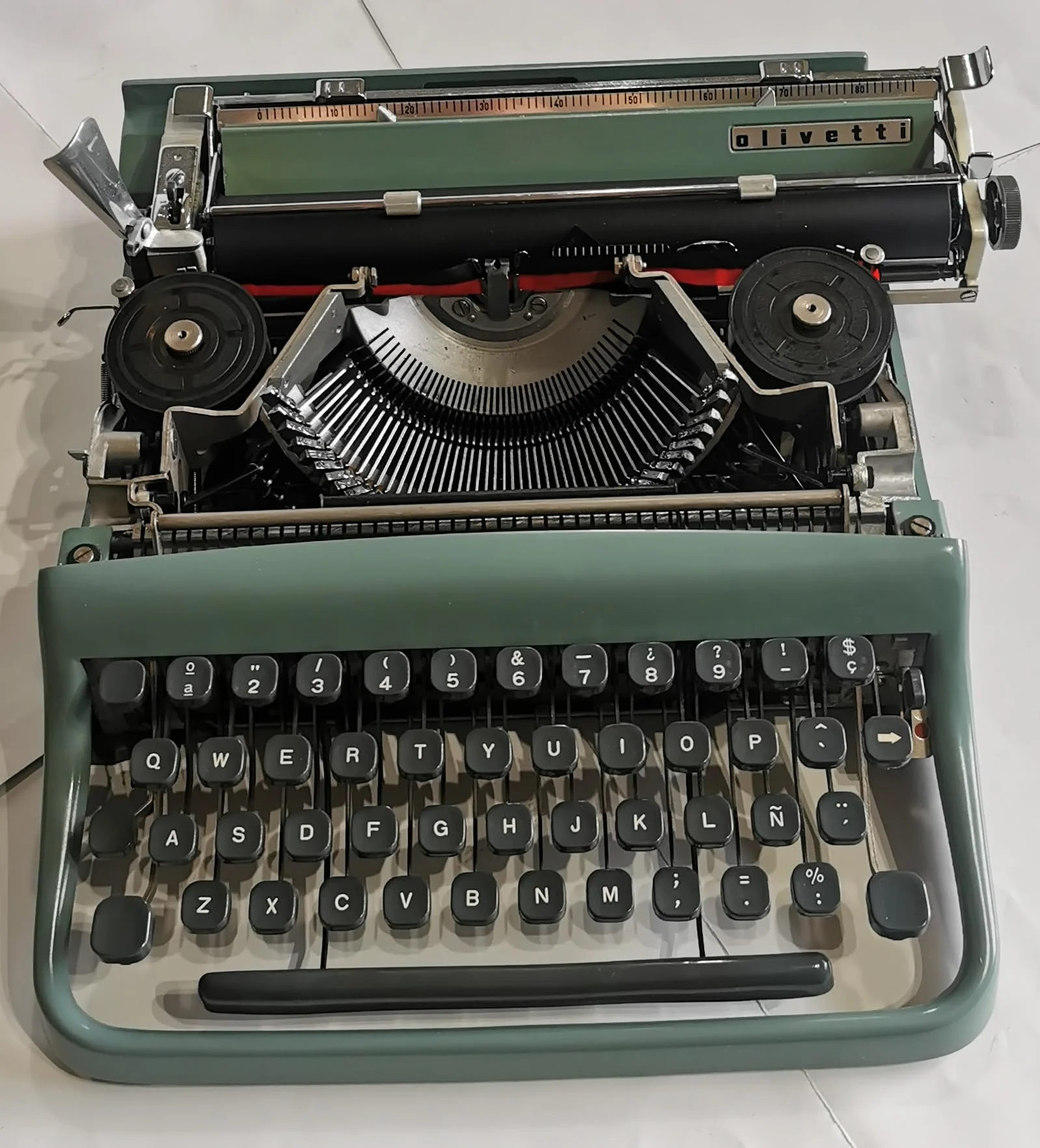 Máquina de Escribir Vintage Olivetti Pluma 22 - Teclado en Castellano Revisada y Puesta a Punto por un Profesional. Funciona Perfectamente. Ideal para Coleccionismo y Uso Personal.