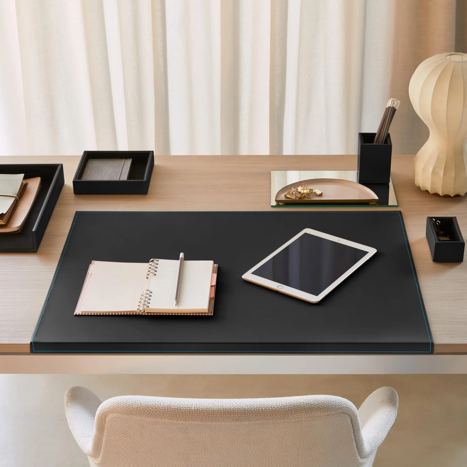 Eglooh - Calliope Deluxe - Protector Mesa Escritorio en Cuero Negro cm 90x60 - Costuras Azul, Antideslizante, Estructura Interna en Acero con Perfil Frontal en Forma de L - Made in Italy