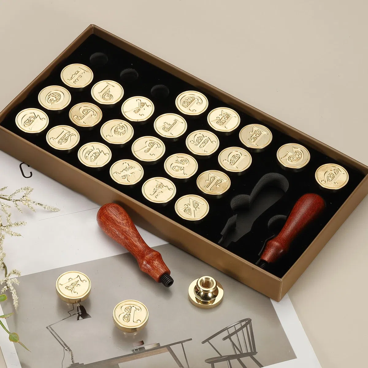 PATIKIL Kit De Sellos De Cera De Alfabeto Con 26 Letras A-Z, Sello Vintage Con 2 Mangos De Madera Y Caja De Regalo Para Invitaciones De Boda, Fiestas, Sobres Y Tarjetas, Estilo 7
