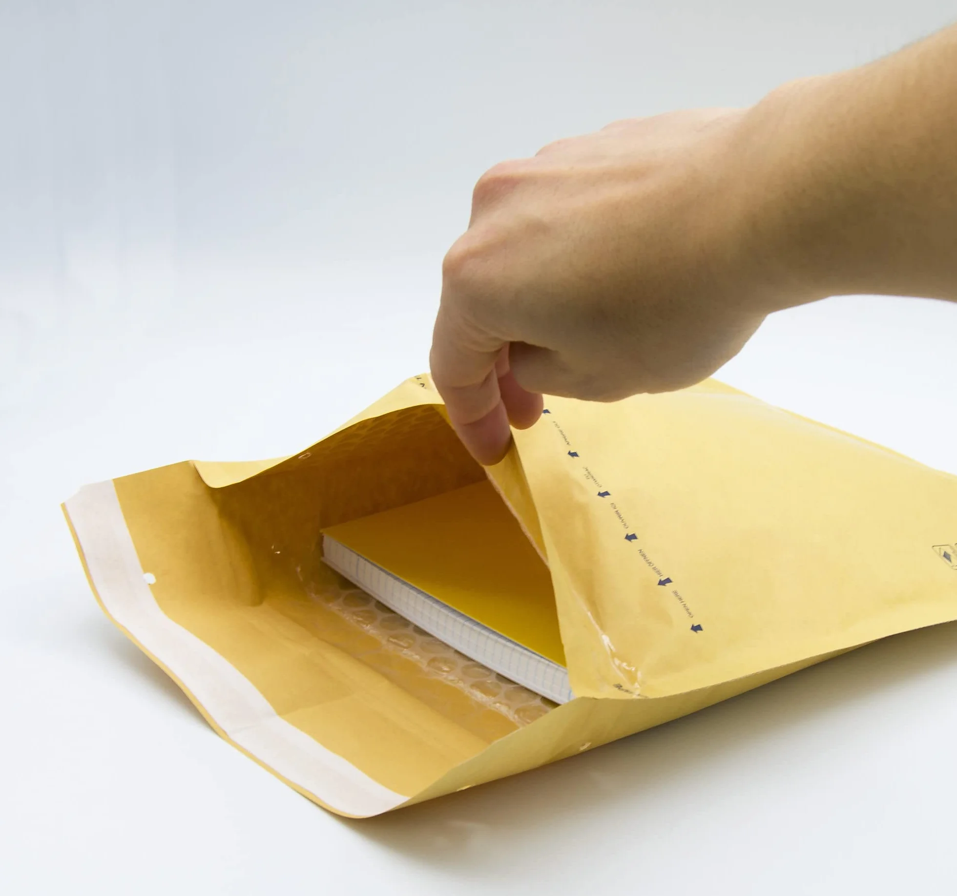 Ofituria 200 Sobres Acolchados de Papel Burbuja Interior de Polietileno, Color Marrón, Bolsas para Envíos con Capacidad para Albergar Documentos de una superficie máxima de 180x260 mm