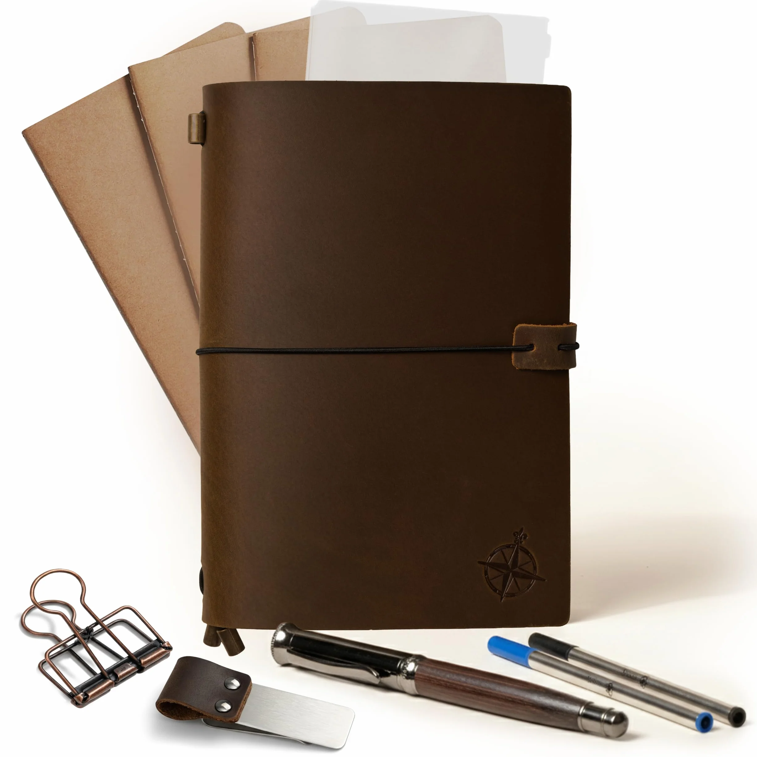 WANDERINGS Cuaderno de Viaje A5 / Diario de Cuero Genuino Hecho a Mano - 22x15 cm Incluye un Portalápices con Bolígrafo y 2 Recargas de Tinta Adicionales, una Carpeta de PVC y un Clip Sujetapapeles