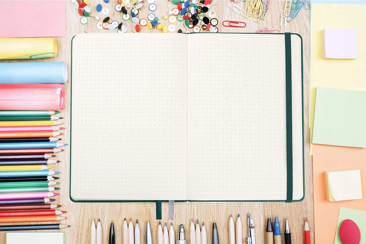 Guissi Cuaderno clásico de cuadrícula de puntos, tapa dura, A5, papel grueso de 80 g/m², sin ácidos, con bolsillo interior fino, piel sintética, suministros escolares de oficina, 144 páginas diseñadas